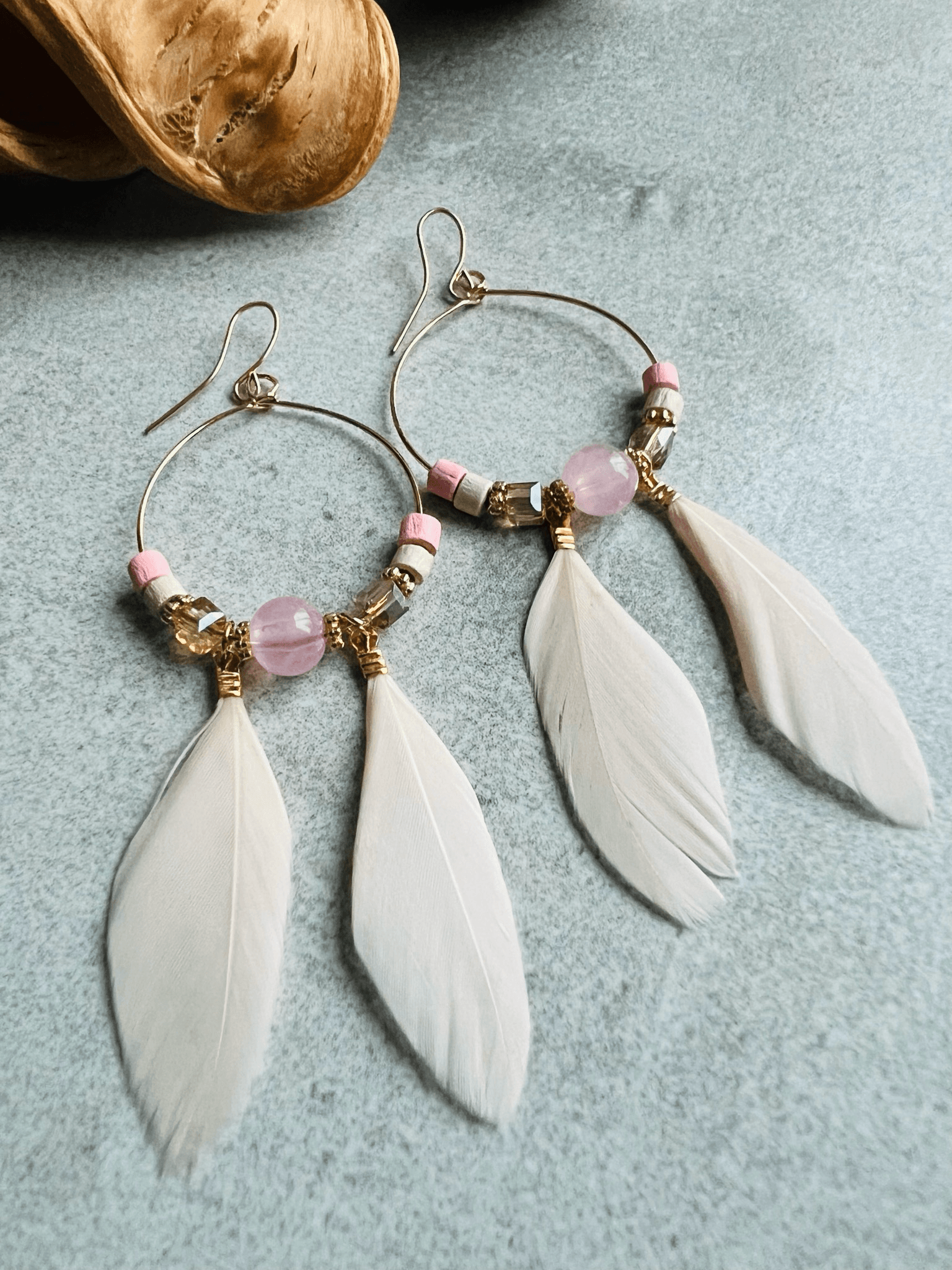 Boucles d’oreilles CAILEE perles et plumes rose pale - Créations Uniques - Créations Uniques