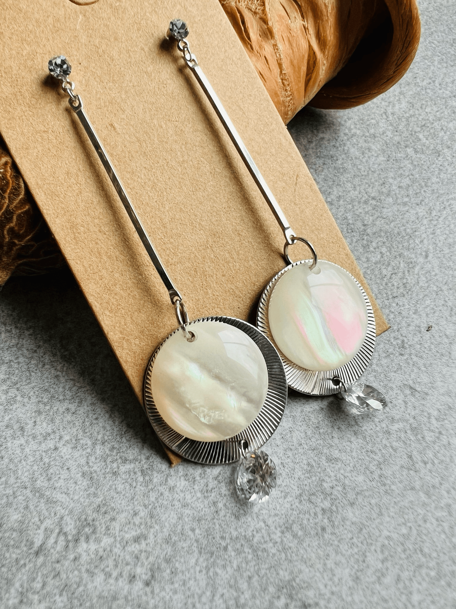 Boucles d’oreilles MARGEORY argentées , pastilles nacrées - Créations Uniques