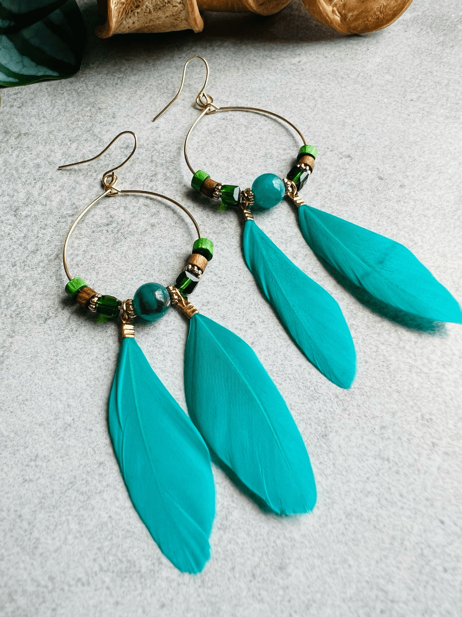 Boucles d’oreilles CAILEE perles et plumes vertes - Créations Uniques - Créations Uniques