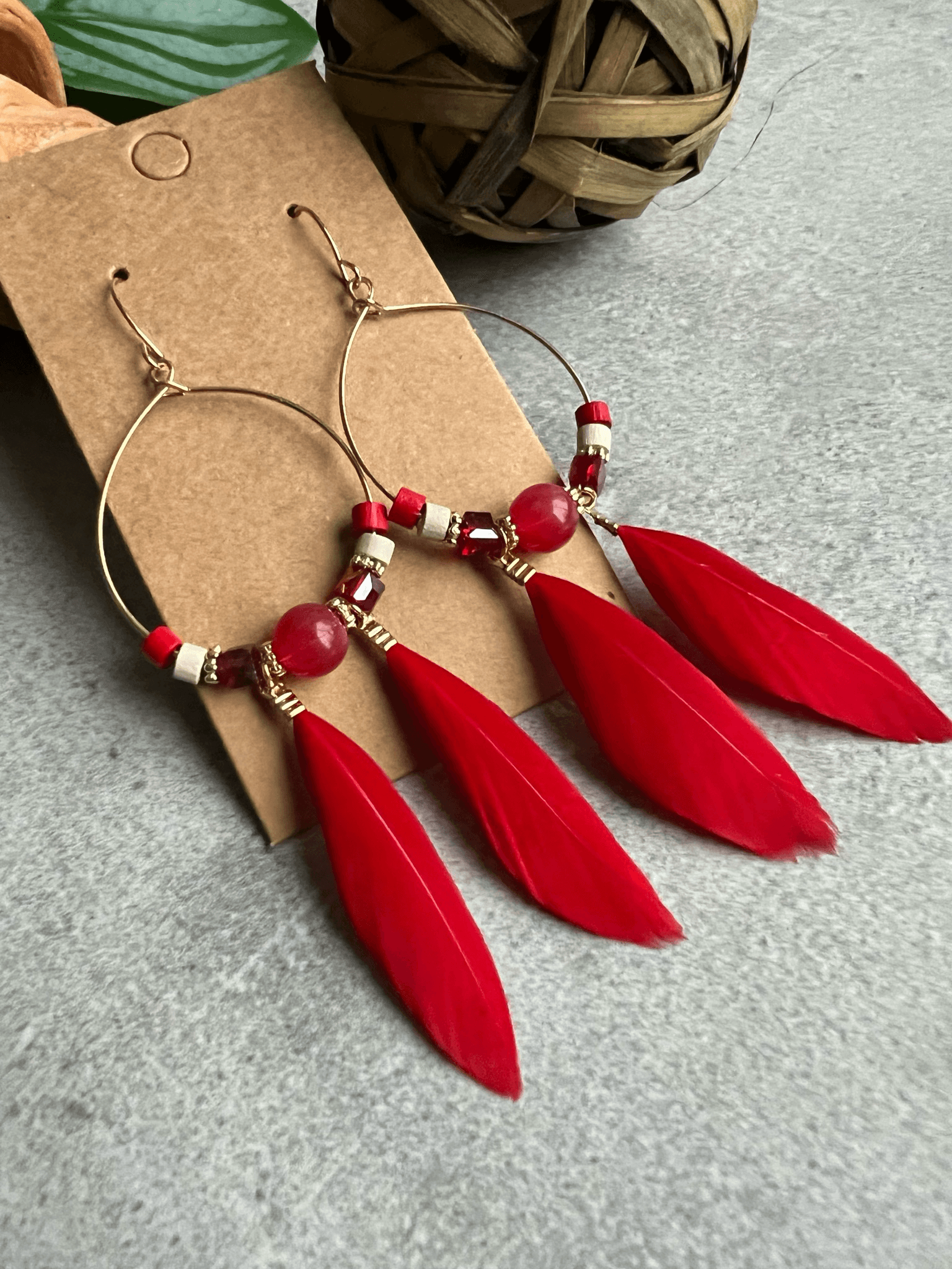 Boucles d’oreilles CAILEE perles et plumes rouges - Créations Uniques - Créations Uniques