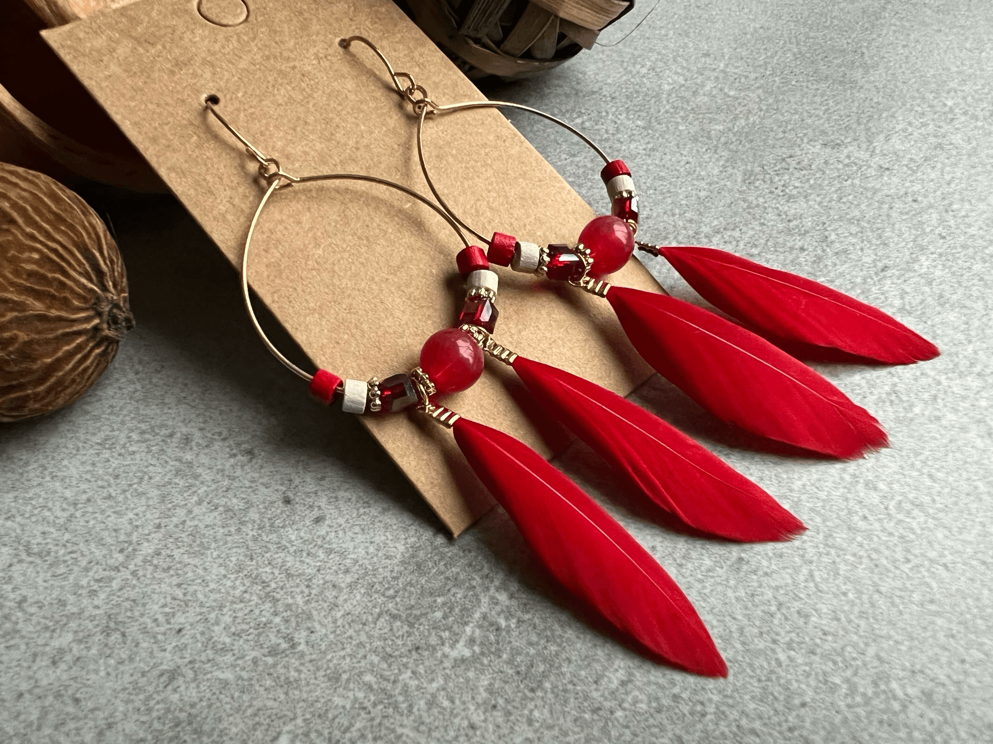 Boucles d’oreilles CAILEE perles et plumes rouges - Créations Uniques - Créations Uniques