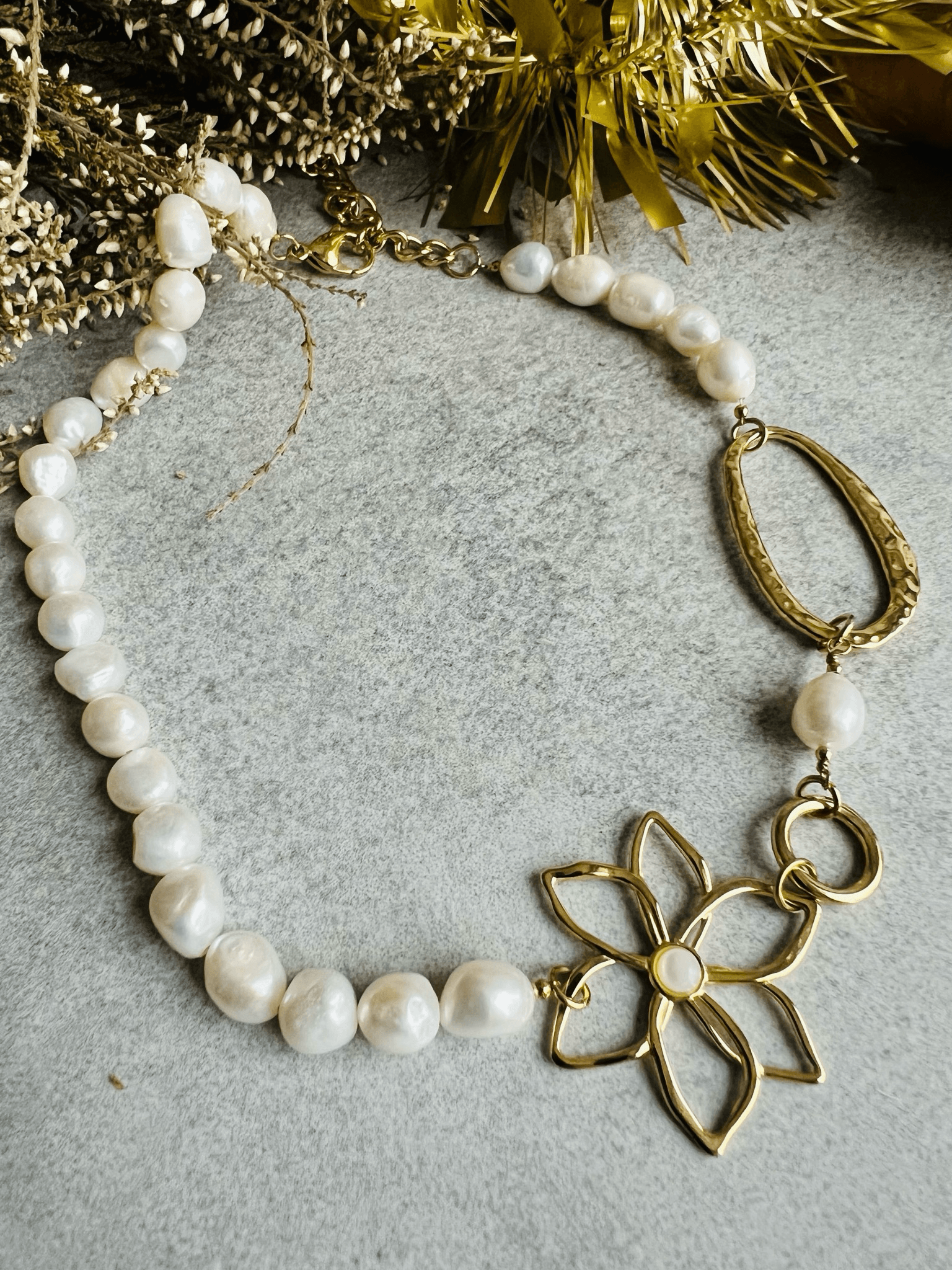 Collier asymétrique MARYLENE perles blanc nacré et fleur dorée - Créations Uniques