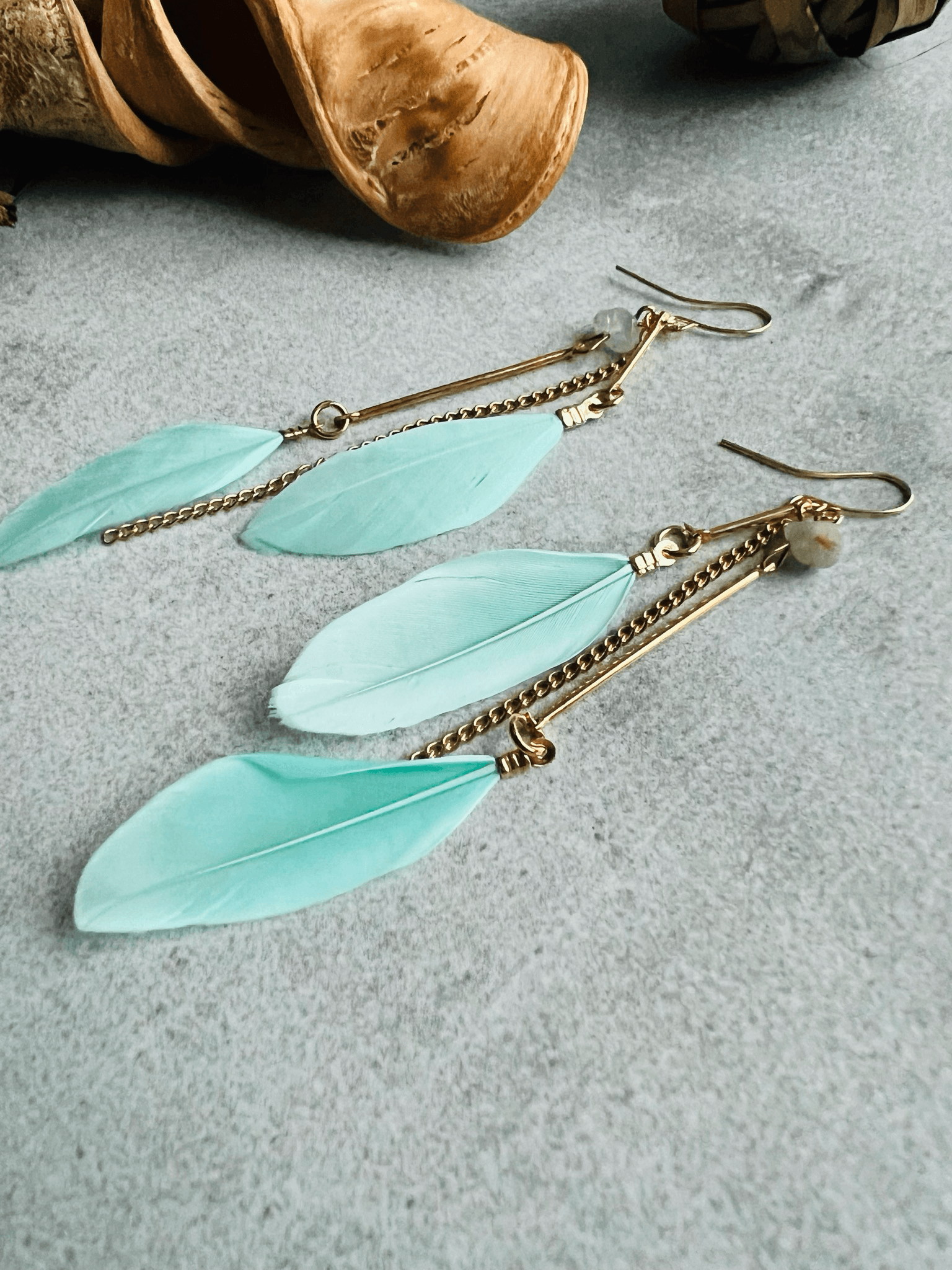 Boucles d’oreilles ANAÏS longues plumes vert pastel - Créations Uniques - Créations Uniques