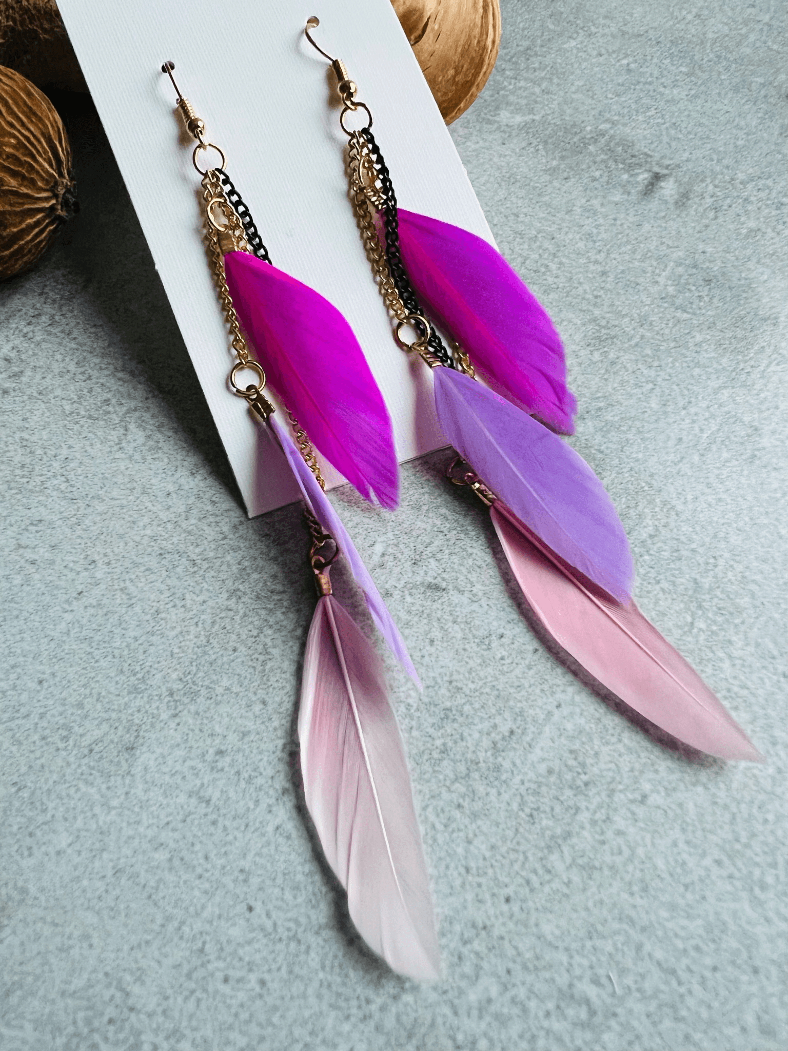 Boucles d’oreilles MARIBETH plumes tricolores - nuances de violet et rose - Créations Uniques