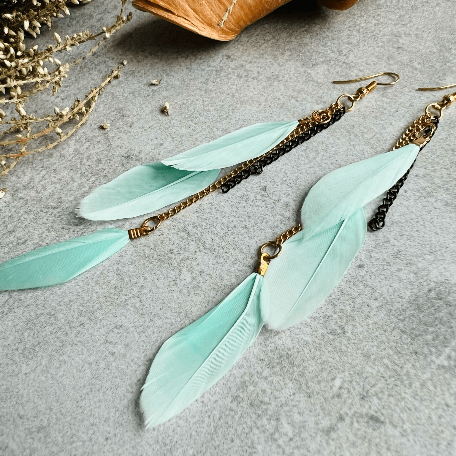 Boucles d’oreilles MARIBETH plumes vert pastel - Créations Uniques