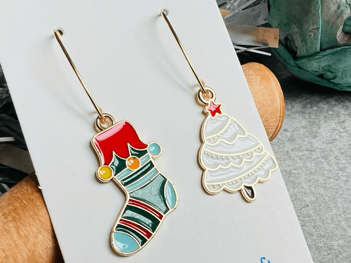 Boucles d’oreilles asymétriques NOËLLE sapin blanc et chaussette de Noël - Créations Uniques - Créations Uniques