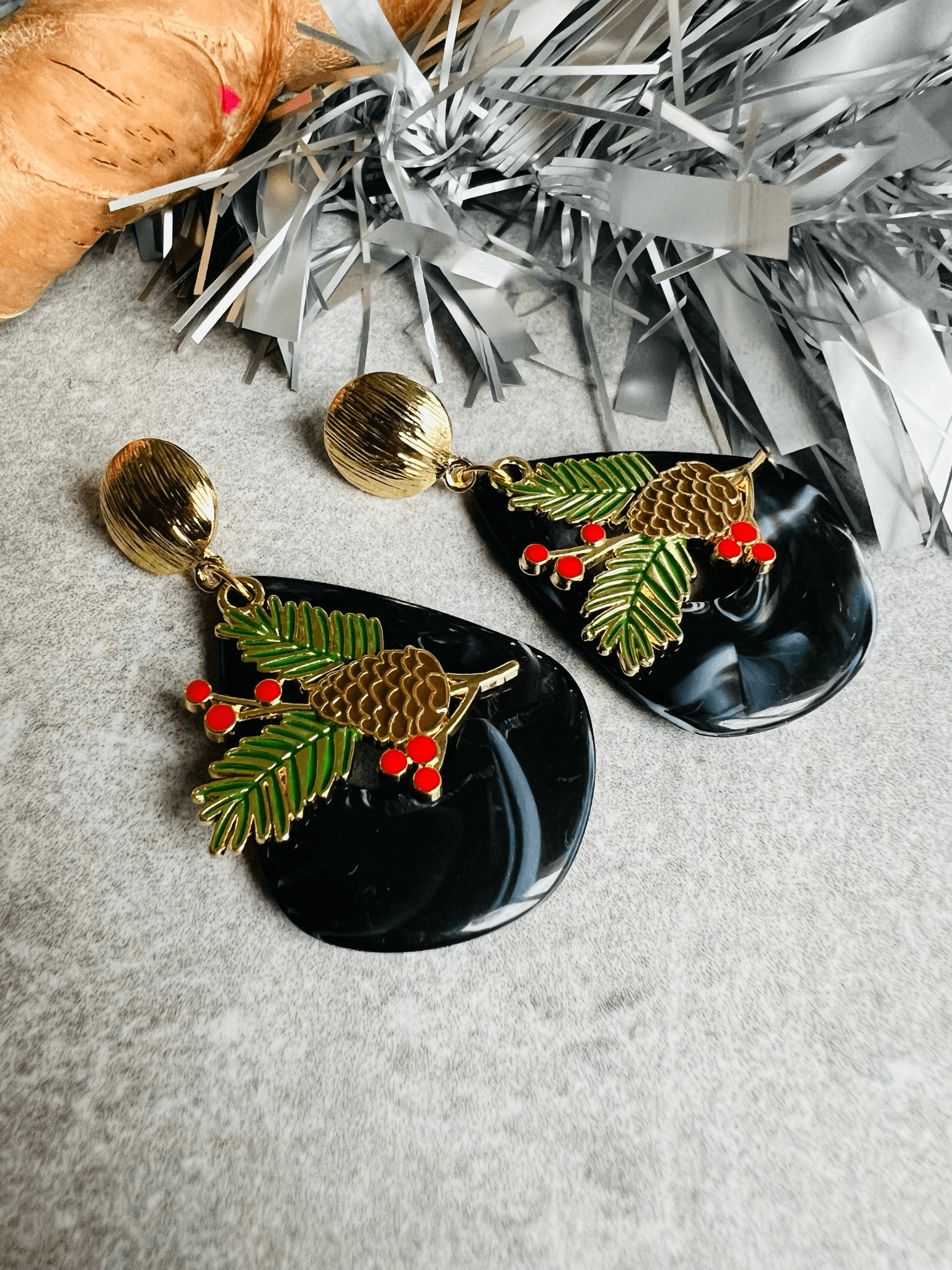 Boucles d’oreilles ERINE résine noires et feuille houx - Créations Uniques - Créations Uniques