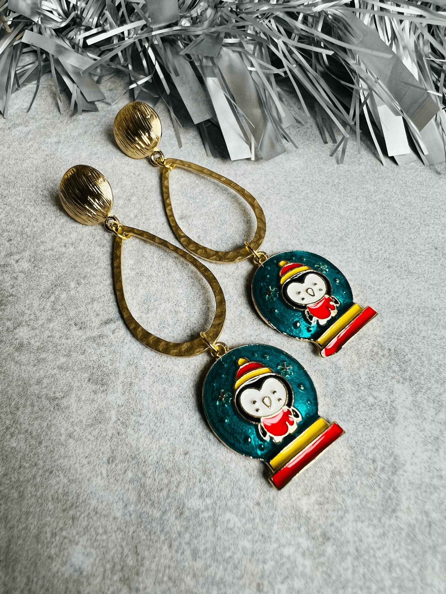 Boucles d’oreilles asymétriques YETA pingouins thème Noël - Créations Uniques - Créations Uniques