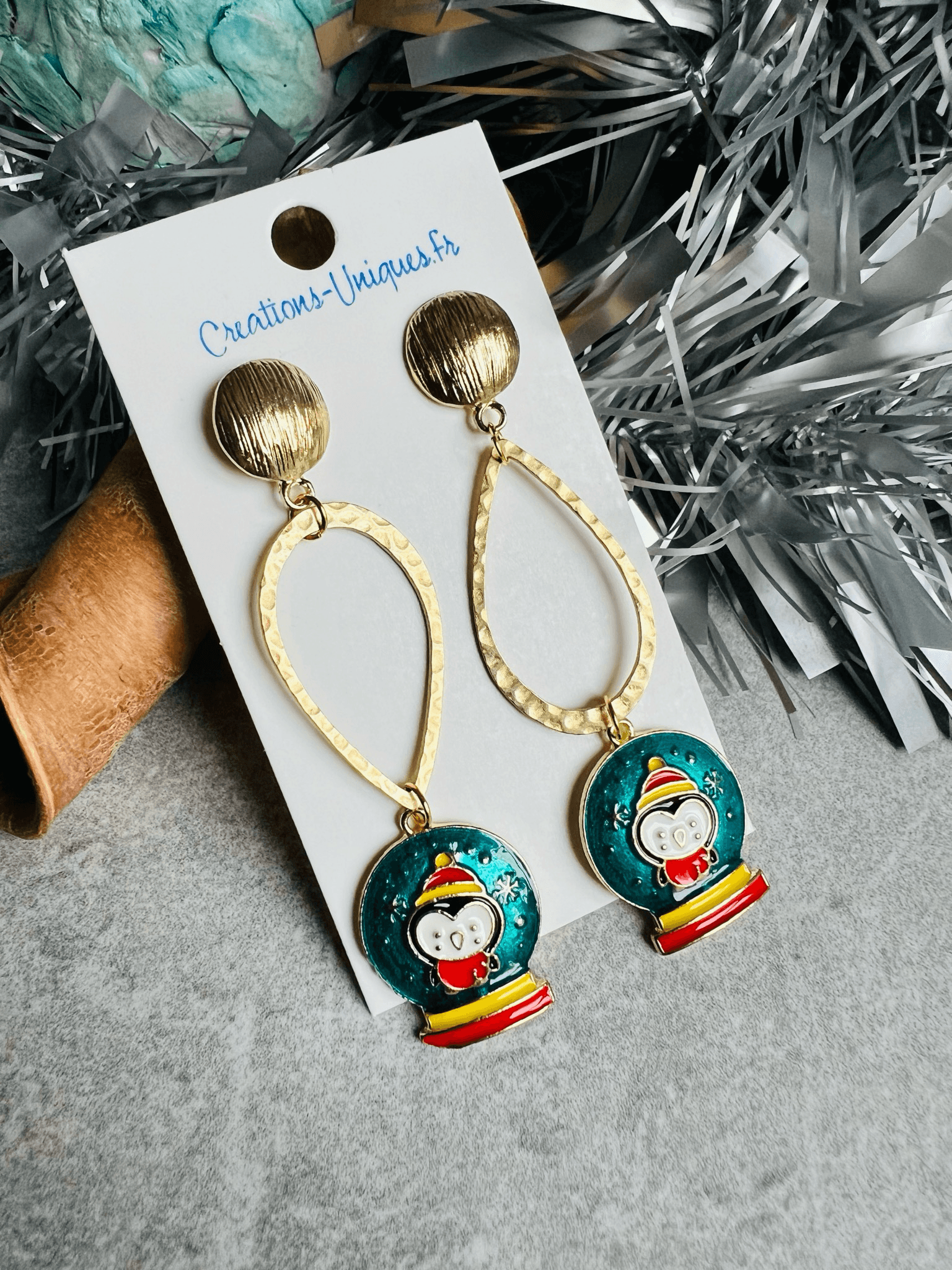 Boucles d’oreilles asymétriques YETA pingouins thème Noël - Créations Uniques - Créations Uniques