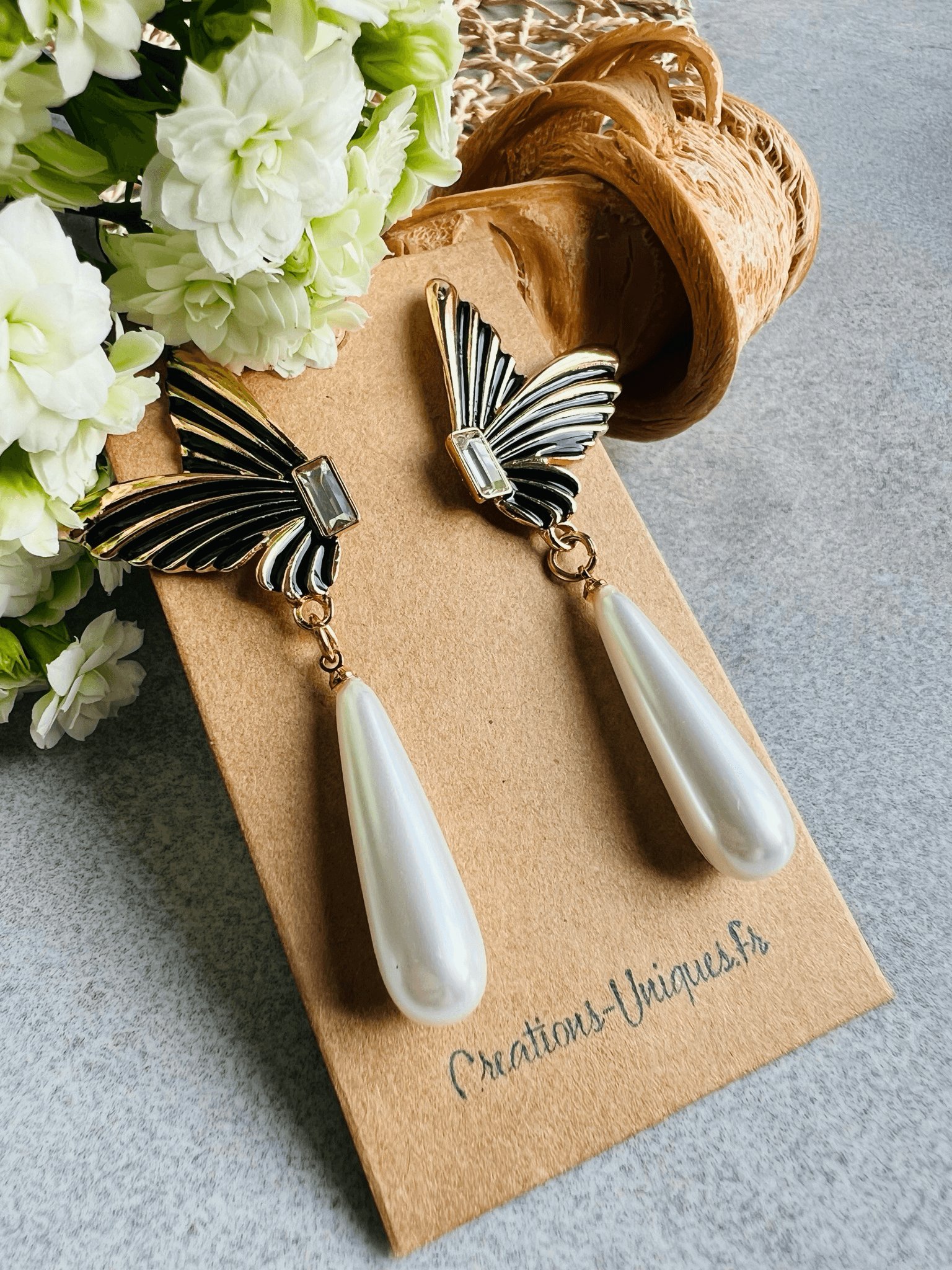 Boucles d’oreilles CANELLE ailles de papillons noires et gouttes blanc nacré - Créations Uniques