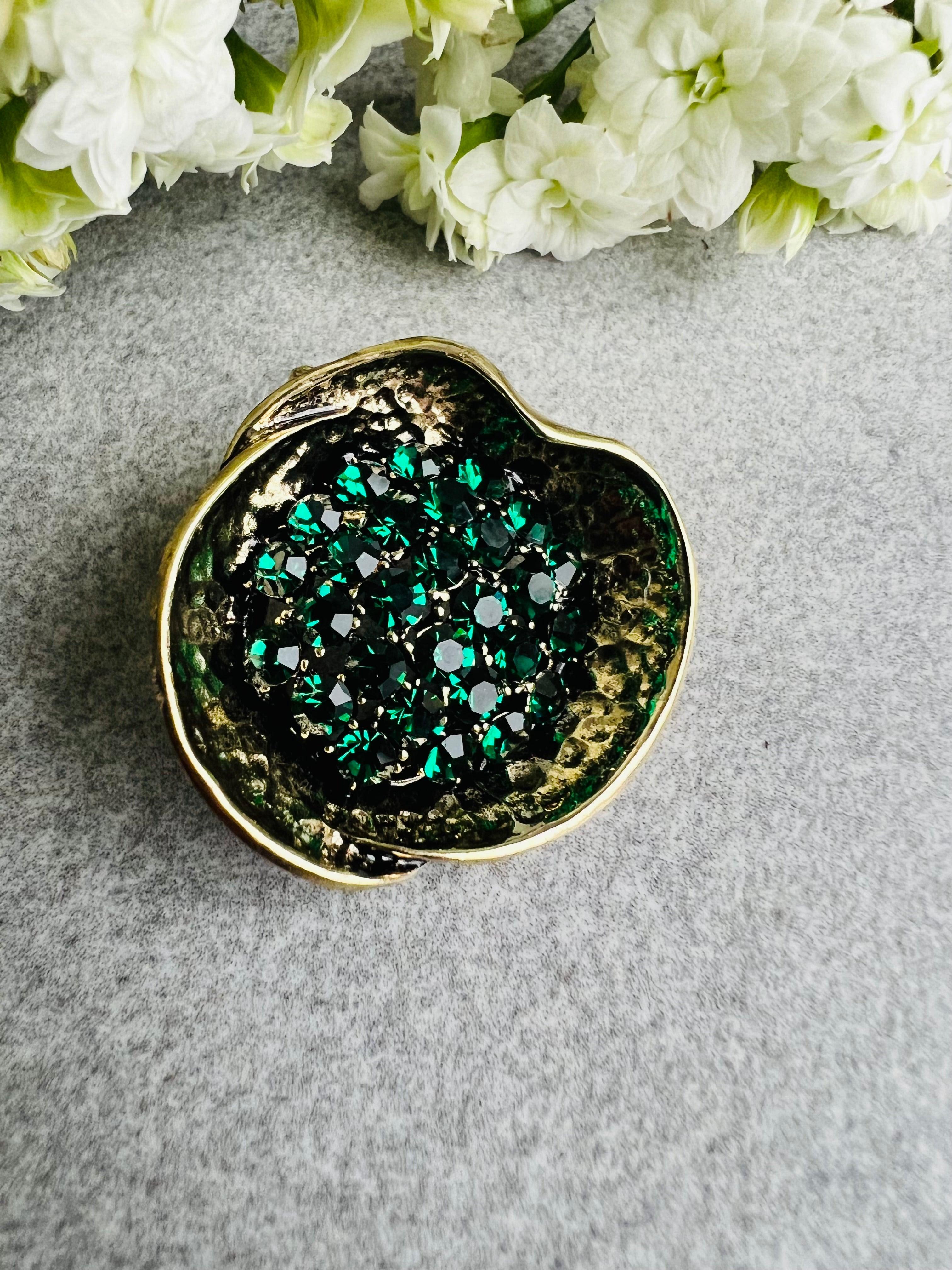 Broche dorée BETTINA style classique strass vert émeraude - Créations Uniques