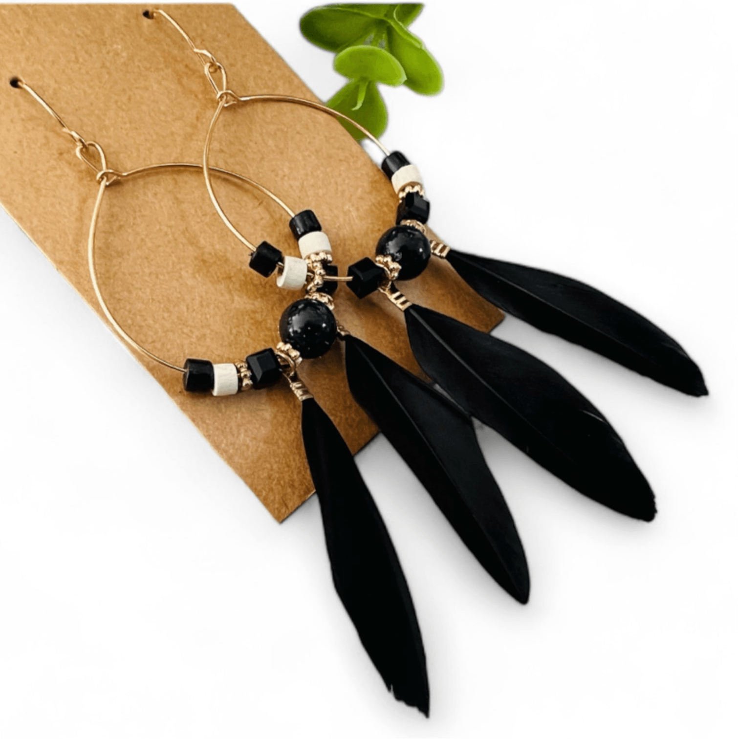 Boucles d’oreilles CAILEE perles et plumes noires - Créations Uniques - Créations Uniques