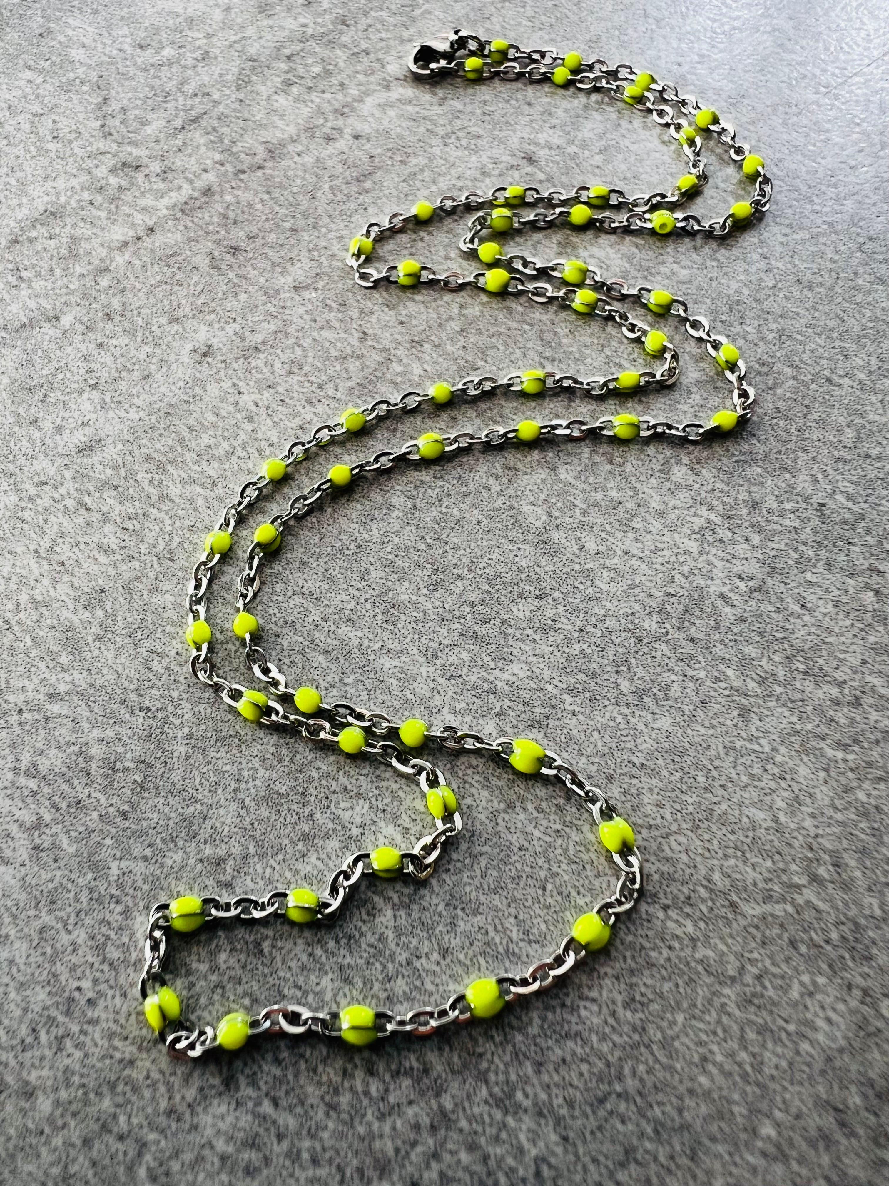 Collier ETHEL mini billes résine jaune fluo chaîne argentée - Créations Uniques