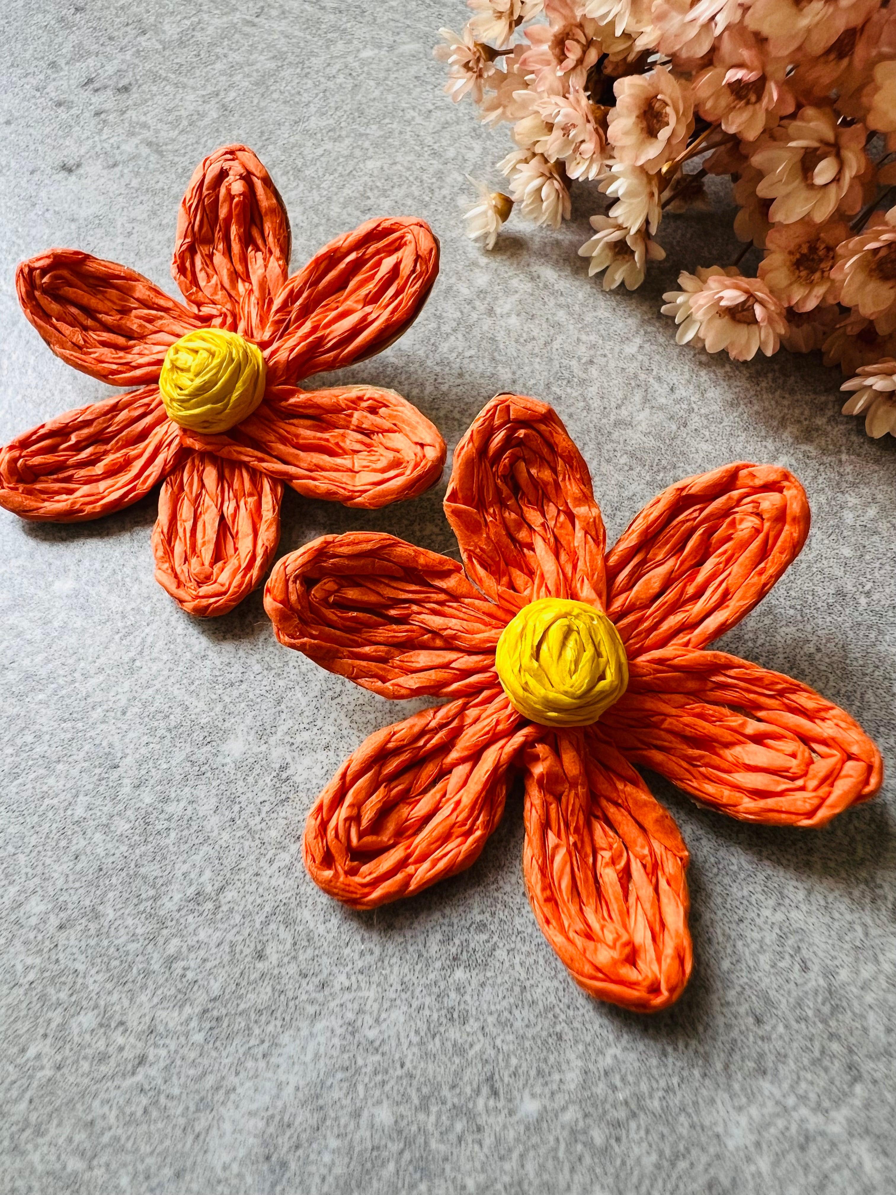 Boucles d’oreilles MATHILDE fleurs oranges courtes raphia - Créations Uniques