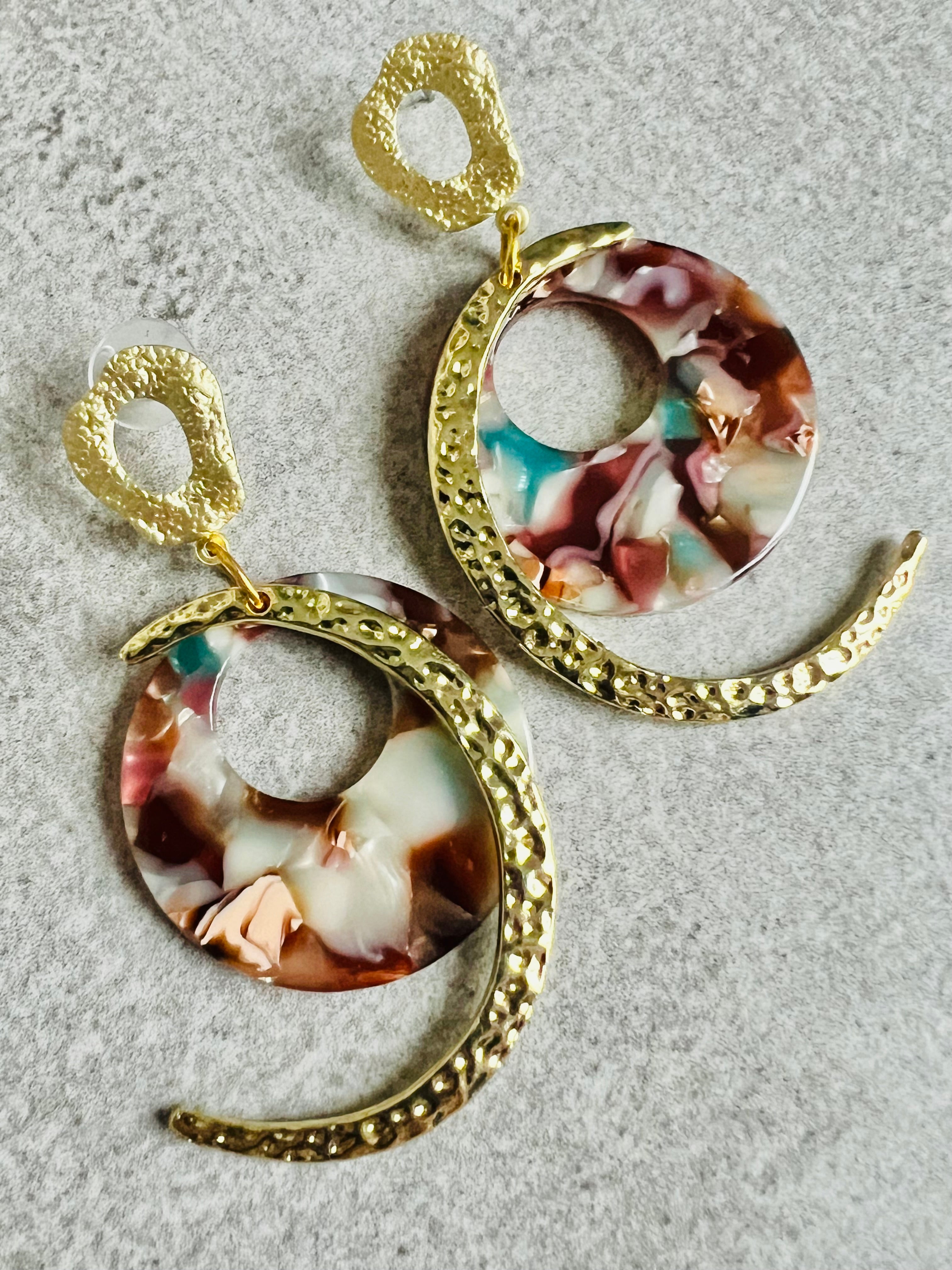 Boucles d’oreilles MACKENZIE lune dorée martelée et résine - Créations Uniques - Créations Uniques