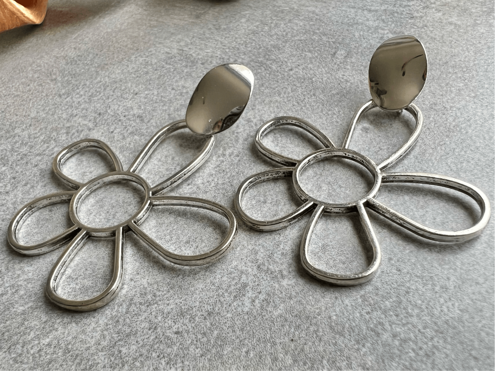 Boucles d’oreilles ENOLA fleurs argentées - Créations Uniques - Créations Uniques