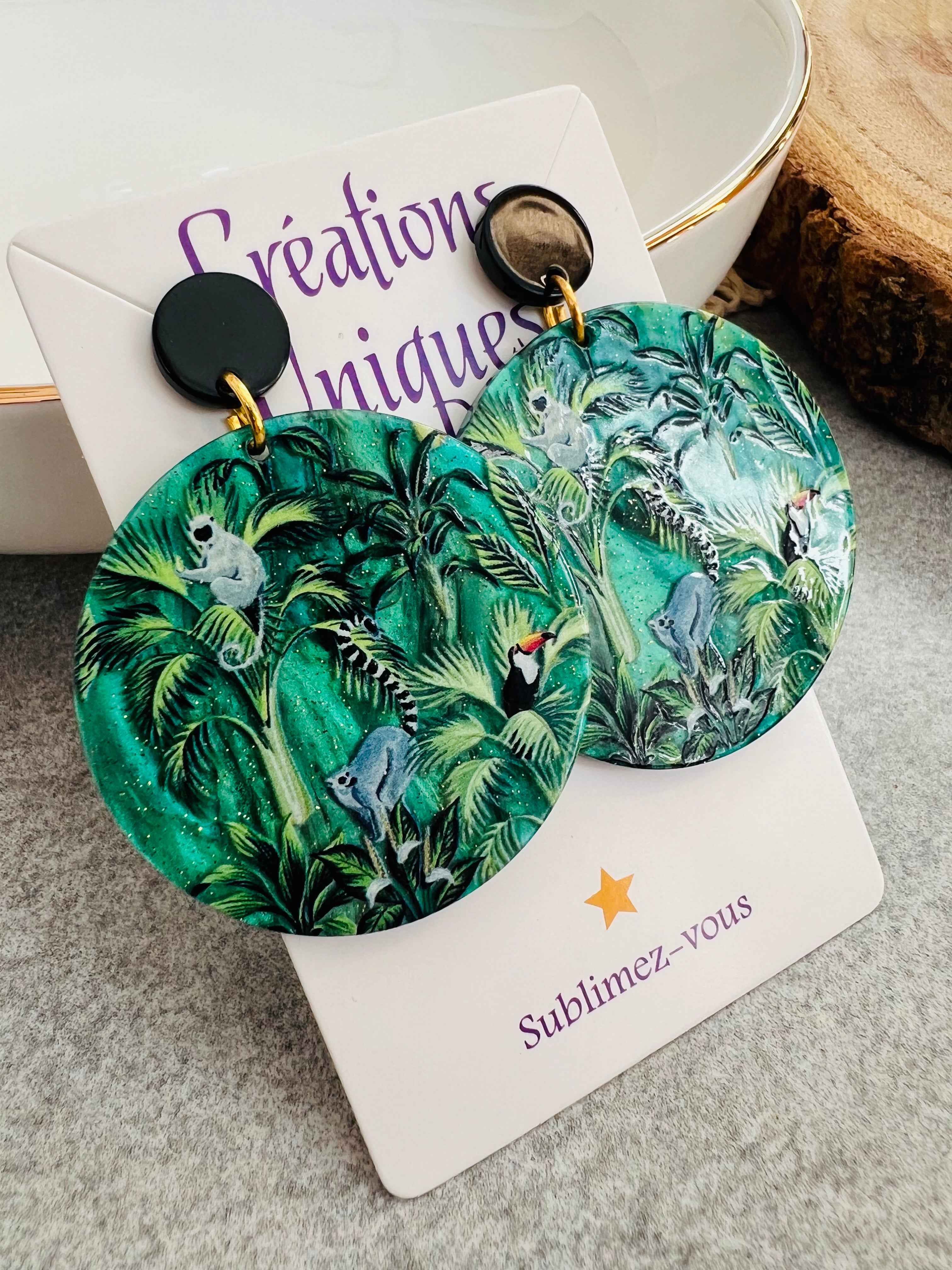 Boucles d’oreilles TRACY résine verte motif jungle et singes - Créations Uniques - Créations Uniques