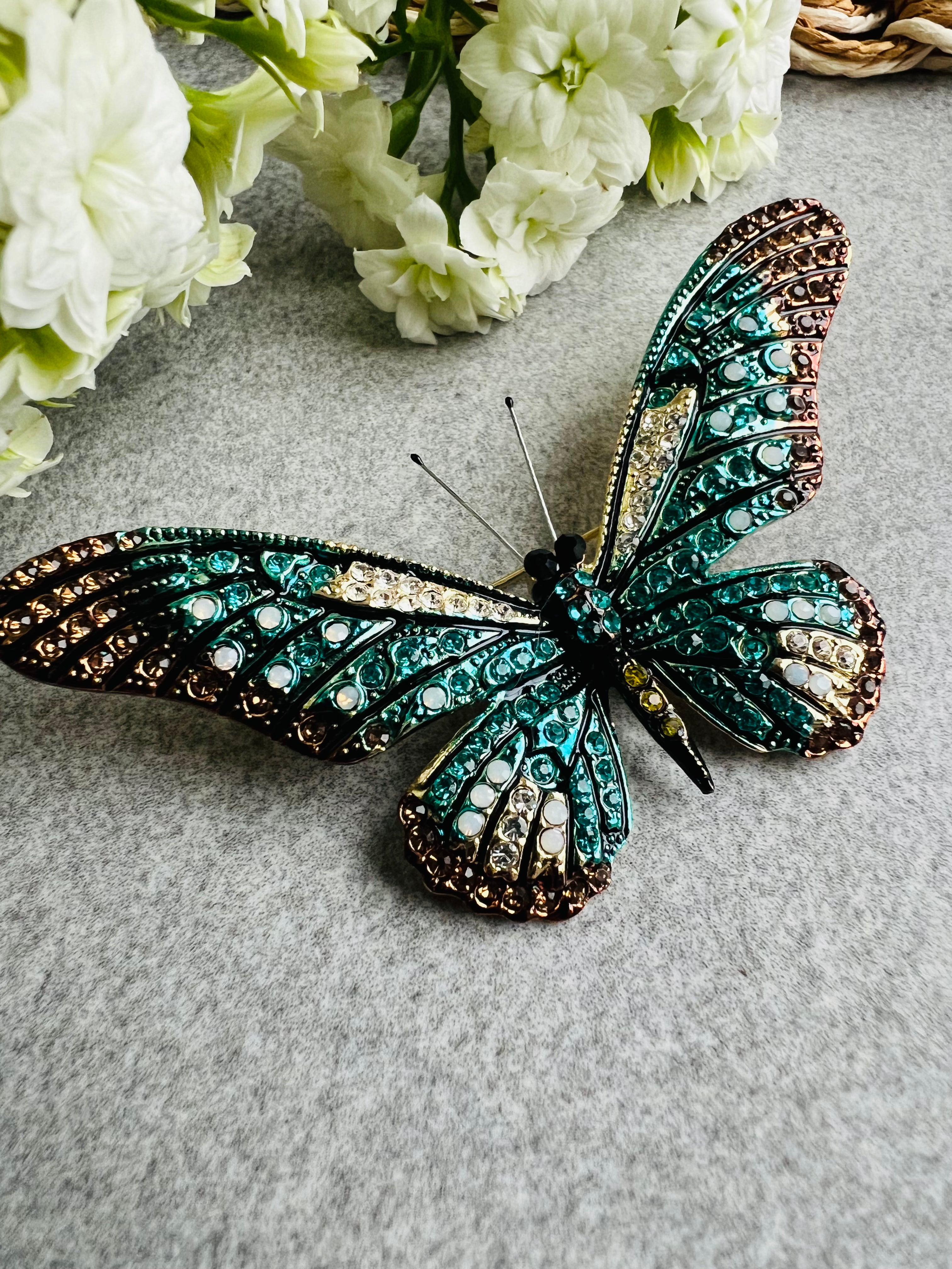 Broche CHARLYN grand papillon strass bleu turquoise - Créations Uniques