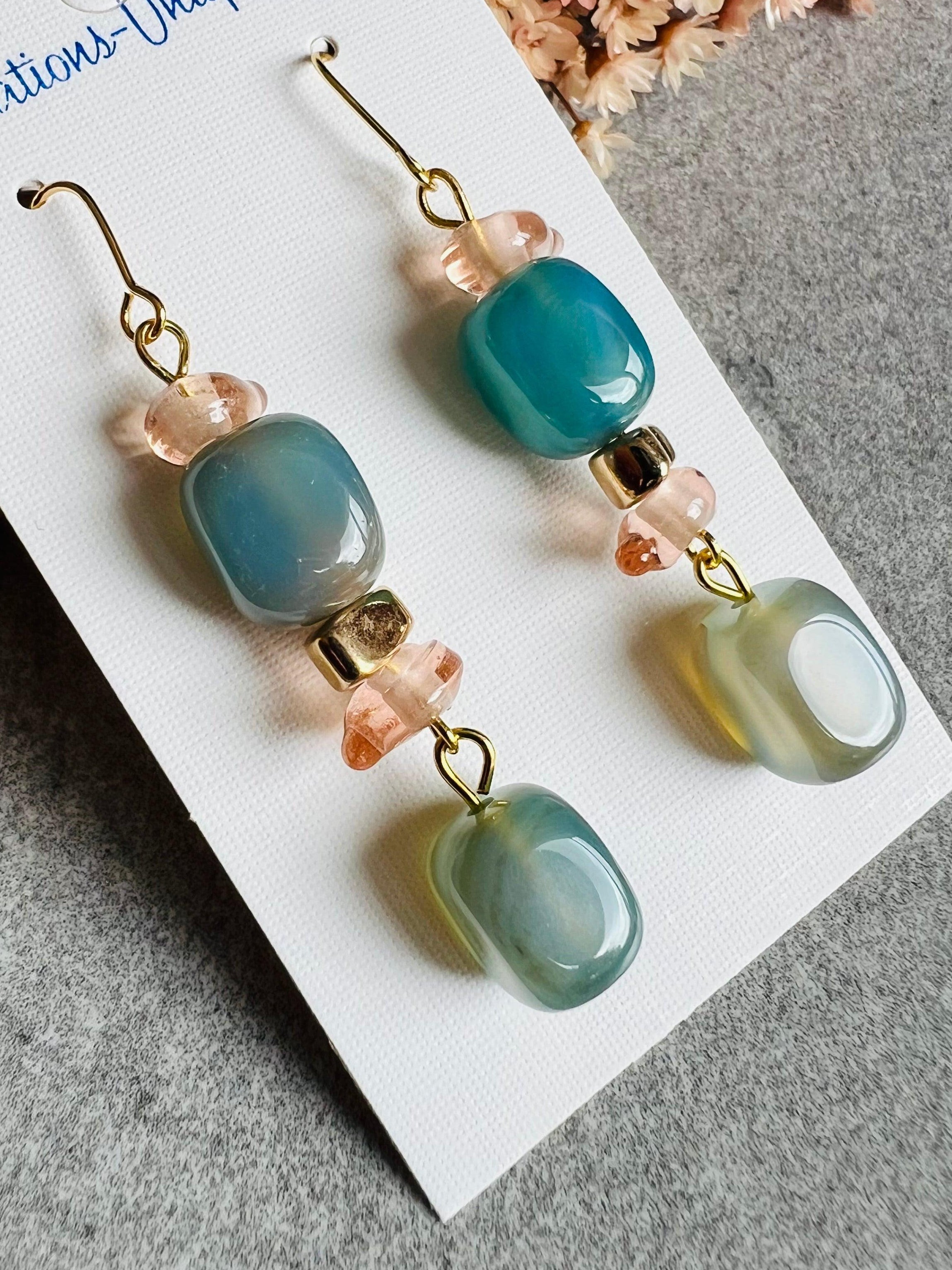 Boucles d’oreilles ANITA perles cubes bleu gris, bijoux fait main - Créations Uniques - Créations Uniques