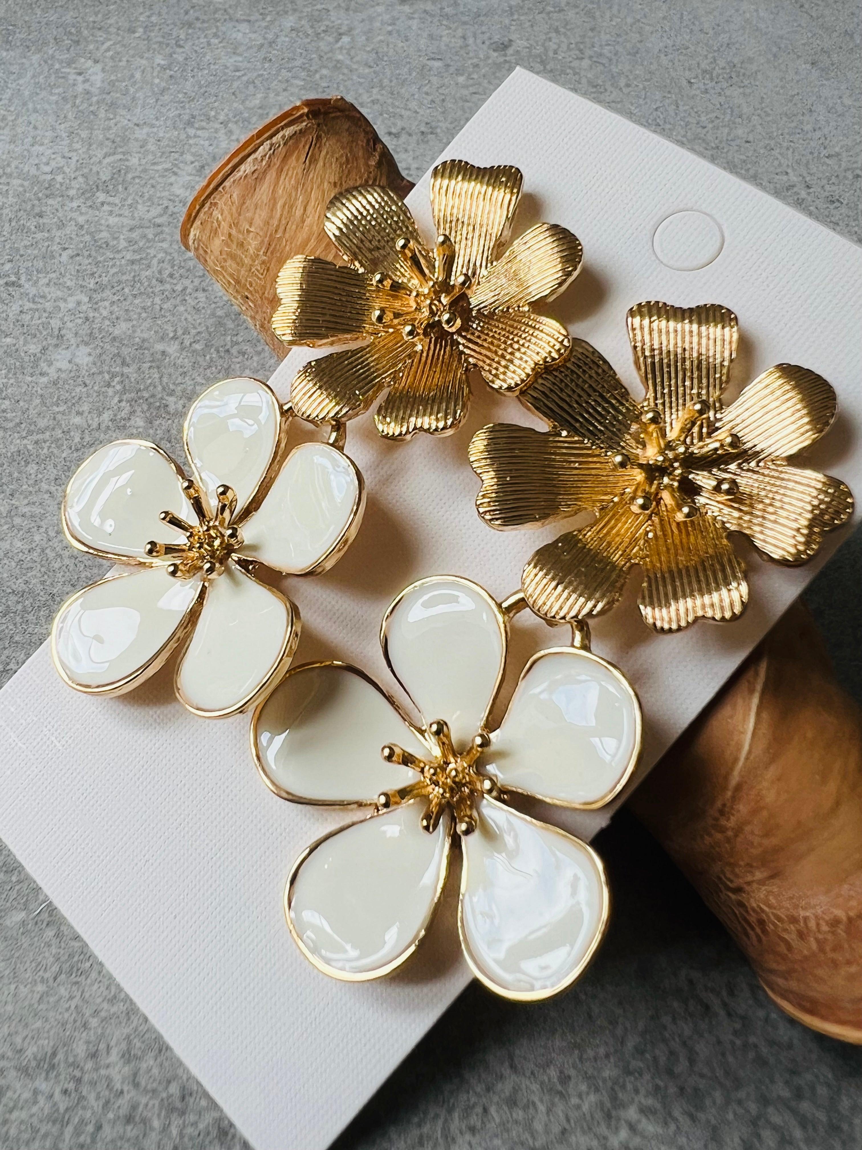 Boucles d’oreilles ANGELINE fleurs blanches et dorées - Créations Uniques