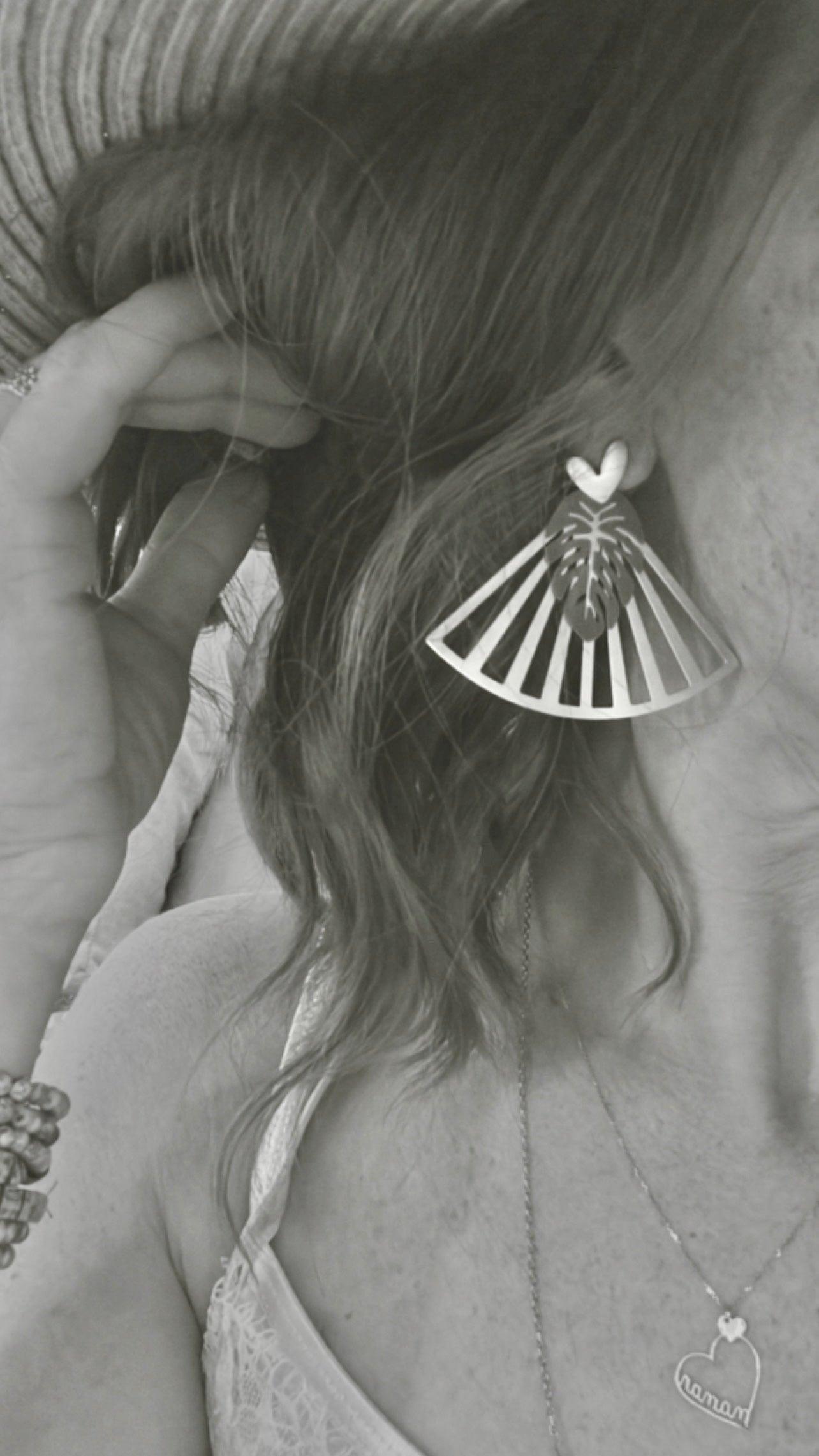 Boucles d’oreilles ROSA-MARIA éventail doré et clous cœurs - Créations Uniques - Créations Uniques