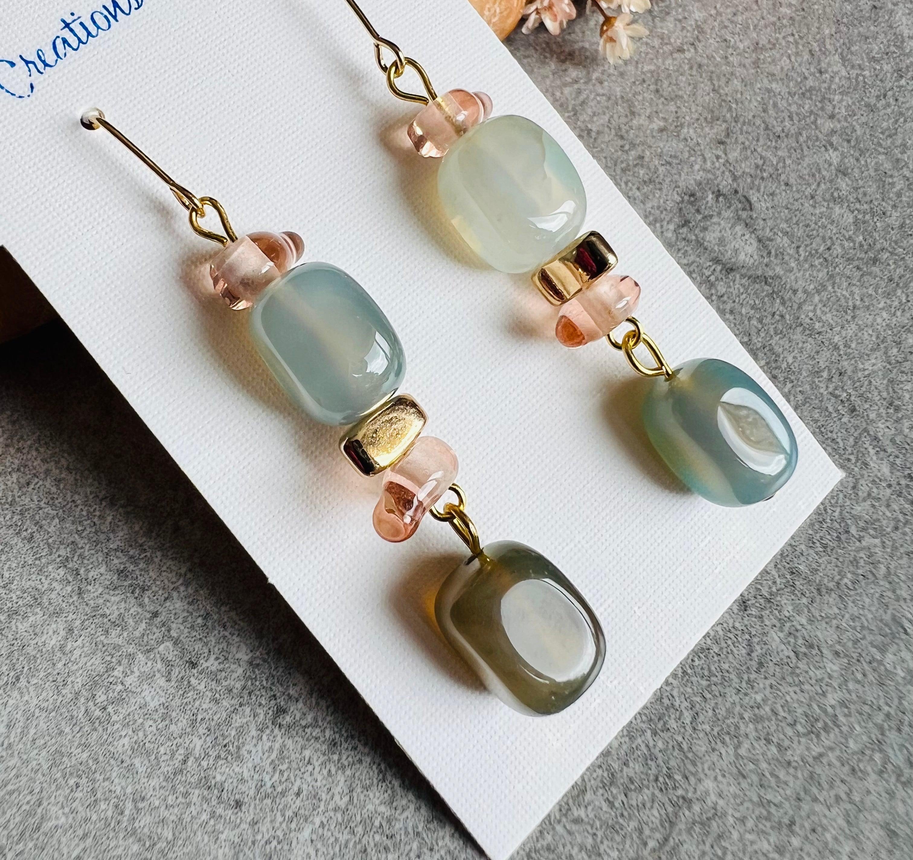 Boucles d’oreilles ANITA perles cubes bleu gris, bijoux fait main - Créations Uniques - Créations Uniques