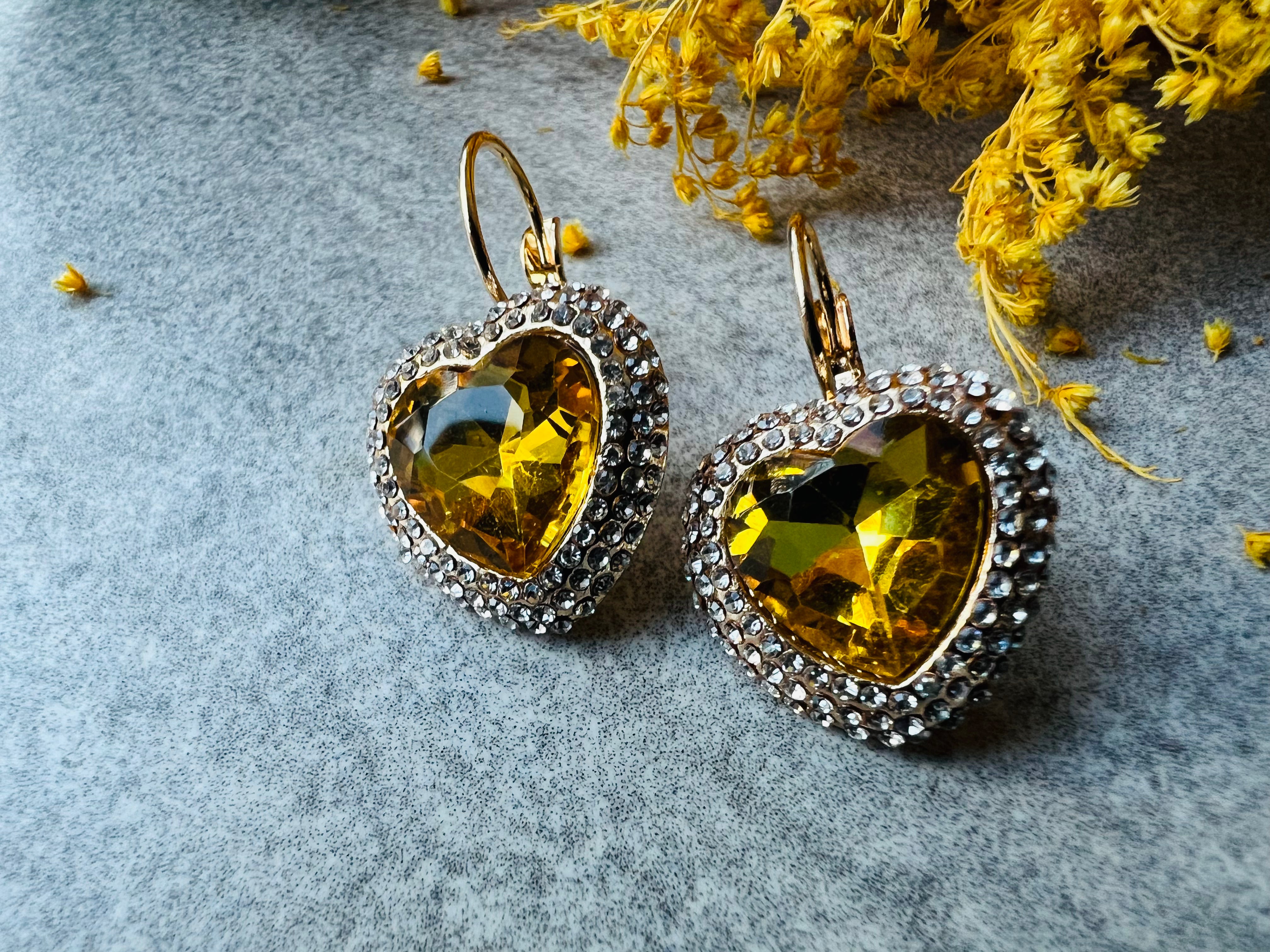 Boucles d’oreilles RONNIE cœurs jaunes strass crochets dormeuses - Créations Uniques