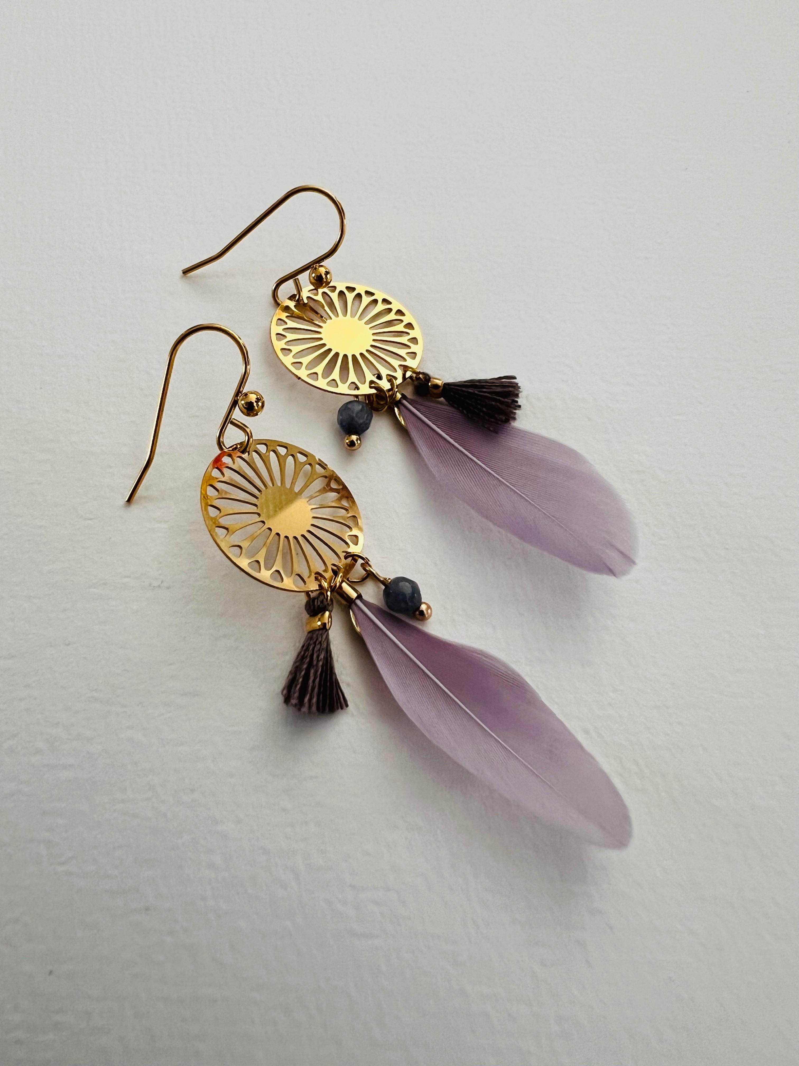 Boucles d’oreilles MIKAELA plumes mauves - Créations Uniques