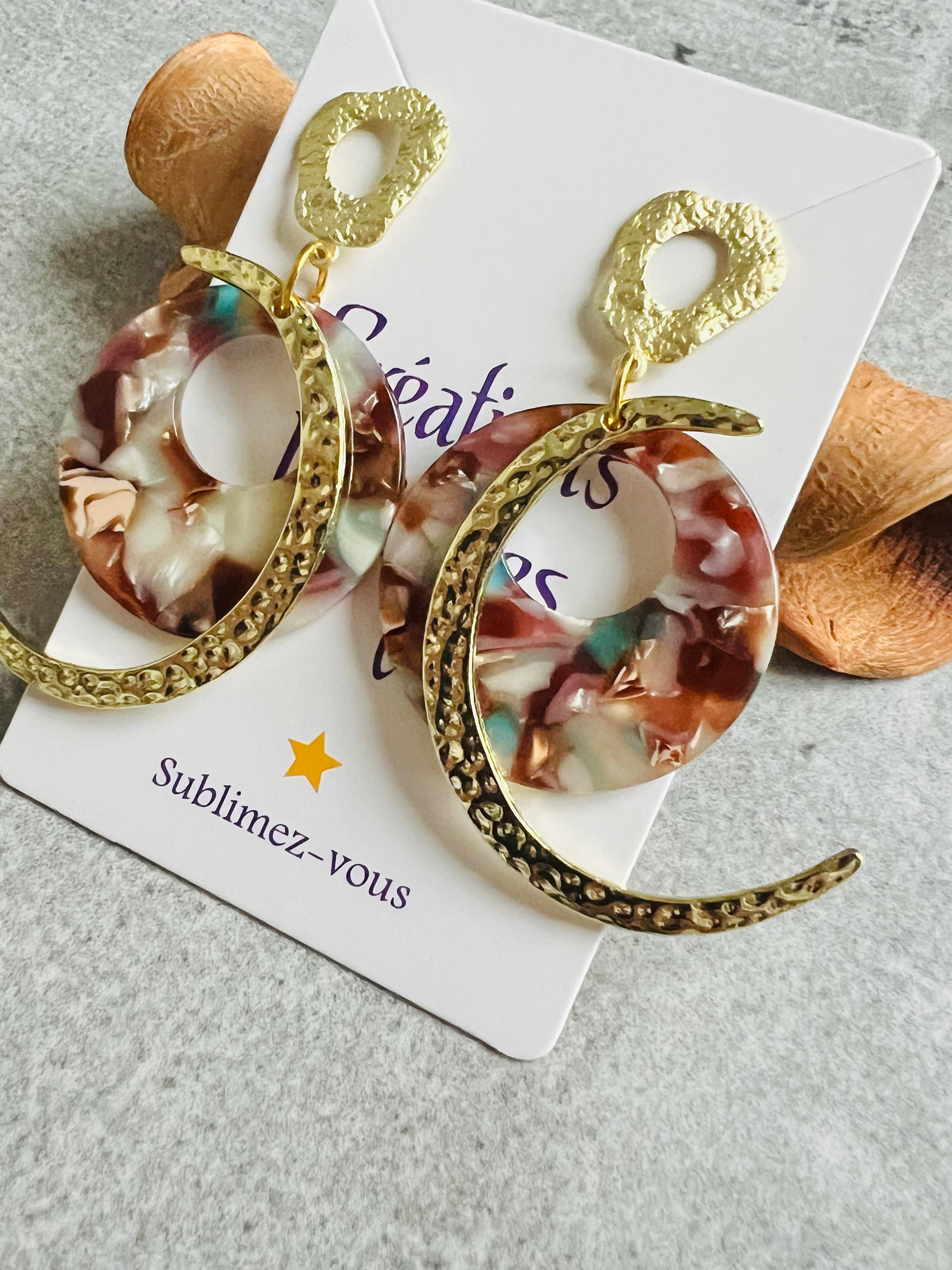 Boucles d’oreilles MACKENZIE lune dorée martelée et résine - Créations Uniques - Créations Uniques