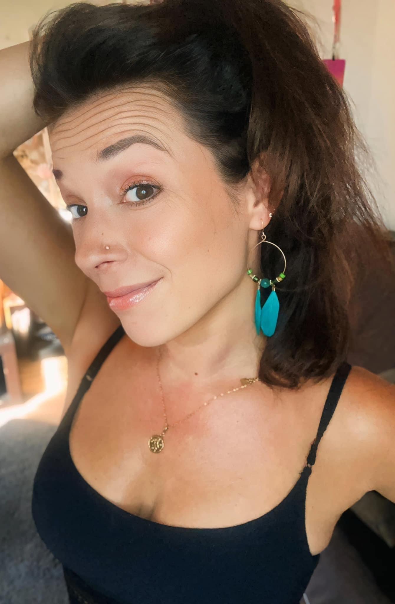 Boucles d’oreilles CAILEE perles et plumes vertes - Créations Uniques - Créations Uniques