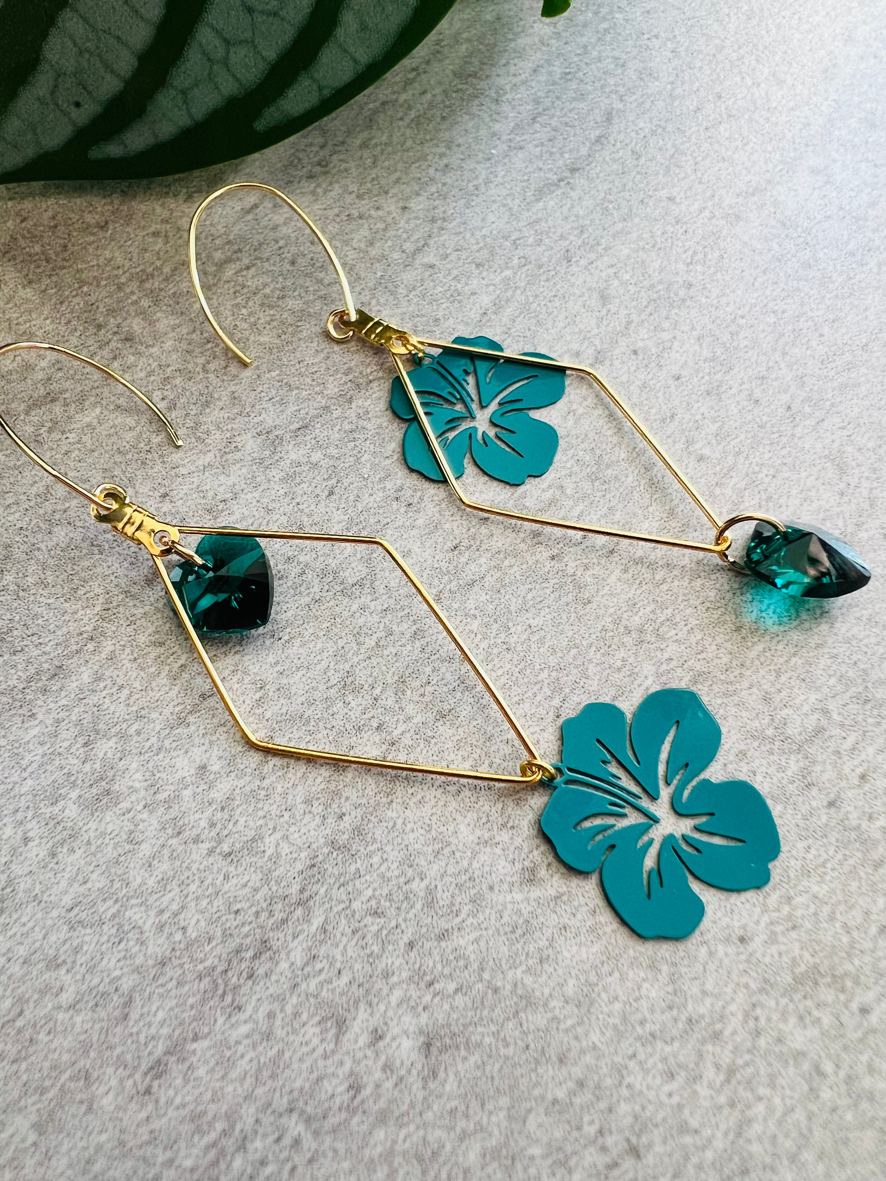 Boucles d’oreilles asymétriques LEANA 2 cœurs cristal émeraude et fleurs hibiscus - Créations Uniques - Créations Uniques