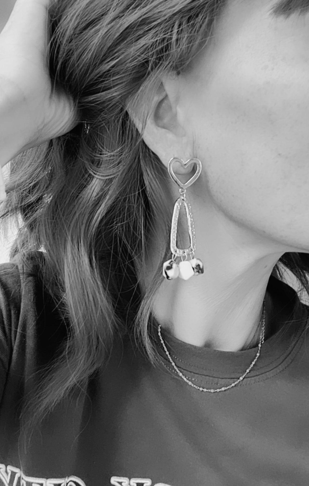 Boucles d’oreilles PATRICIA perles howlite et clous cœurs dorés - Créations Uniques - Créations Uniques