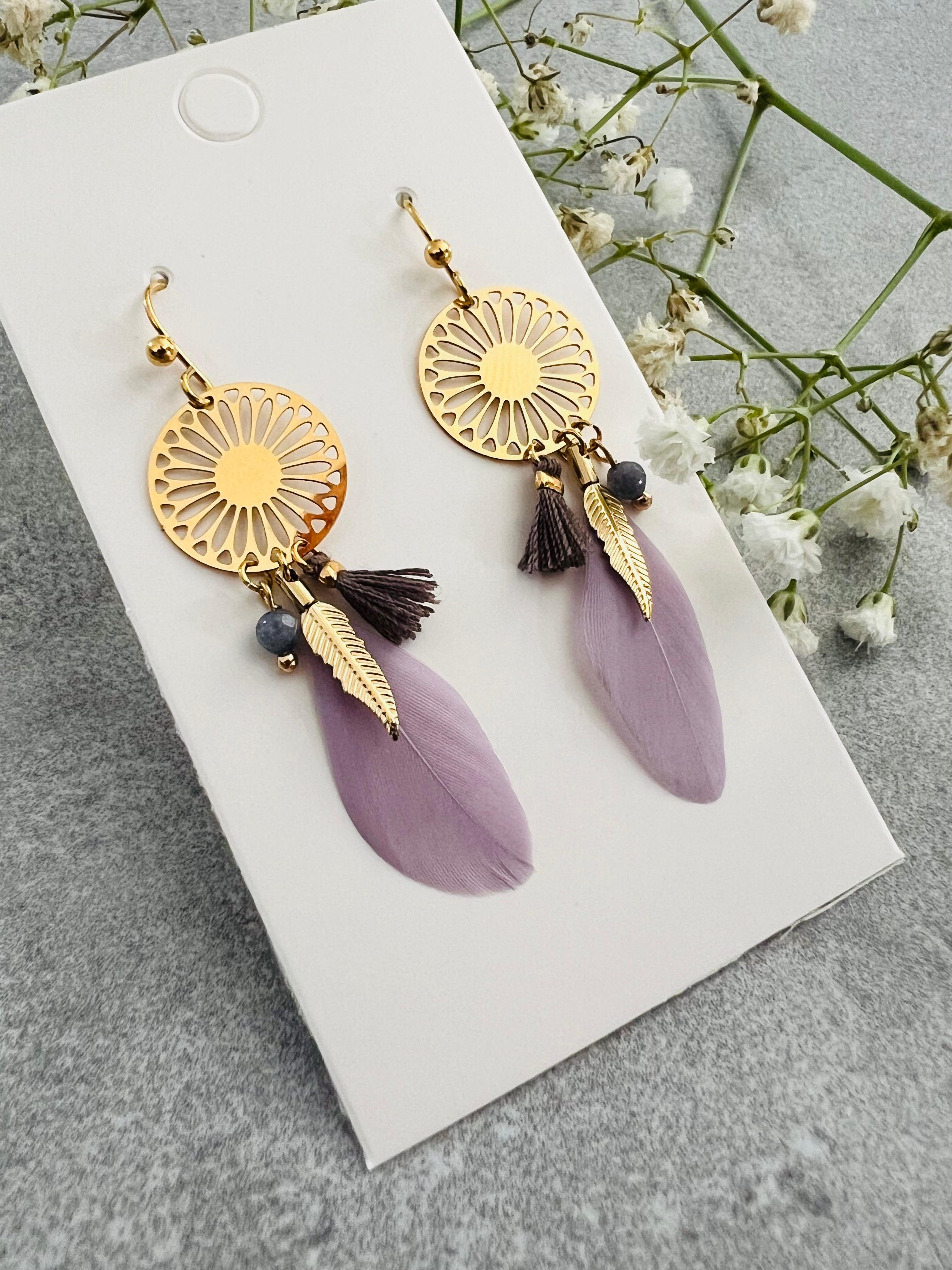 Boucles d’oreilles MIKAELA plumes mauves - Créations Uniques