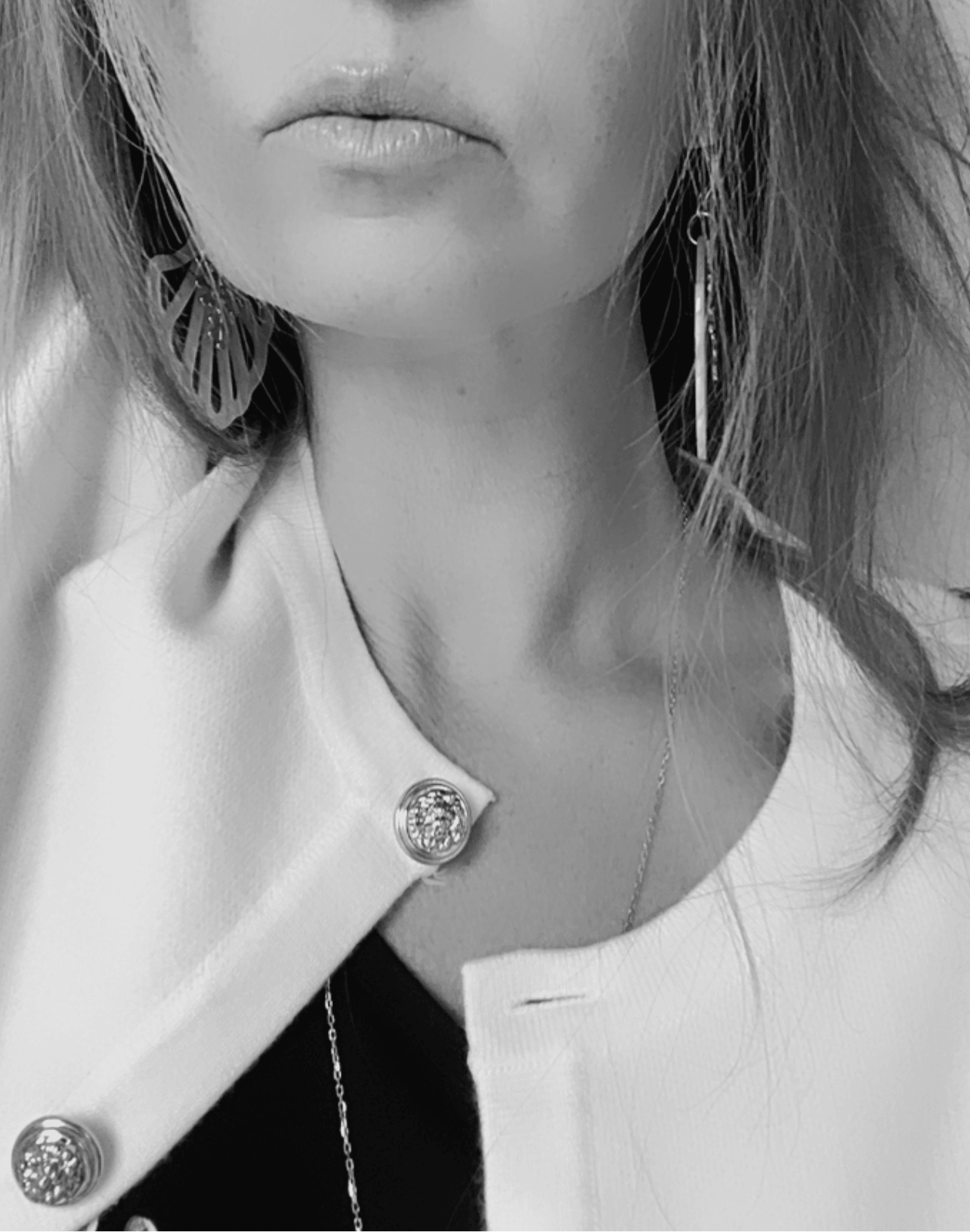 Boucles d’oreilles MATILDA résine blanche et feuillage doré - Créations Uniques - Créations Uniques