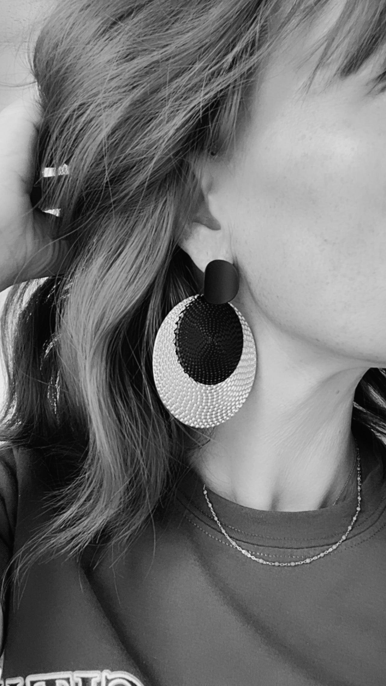 Boucles d’oreilles MAGGY légères, grand modèle noir et argenté - Créations Uniques - Créations Uniques