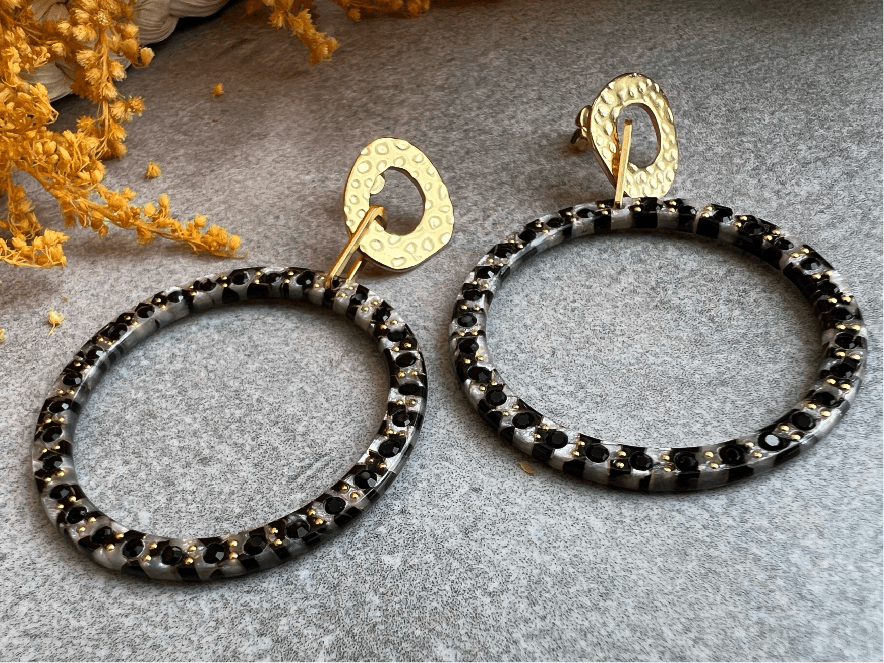 Boucles d’oreilles ELSIE rondes résine et clous dorés - Créations Uniques