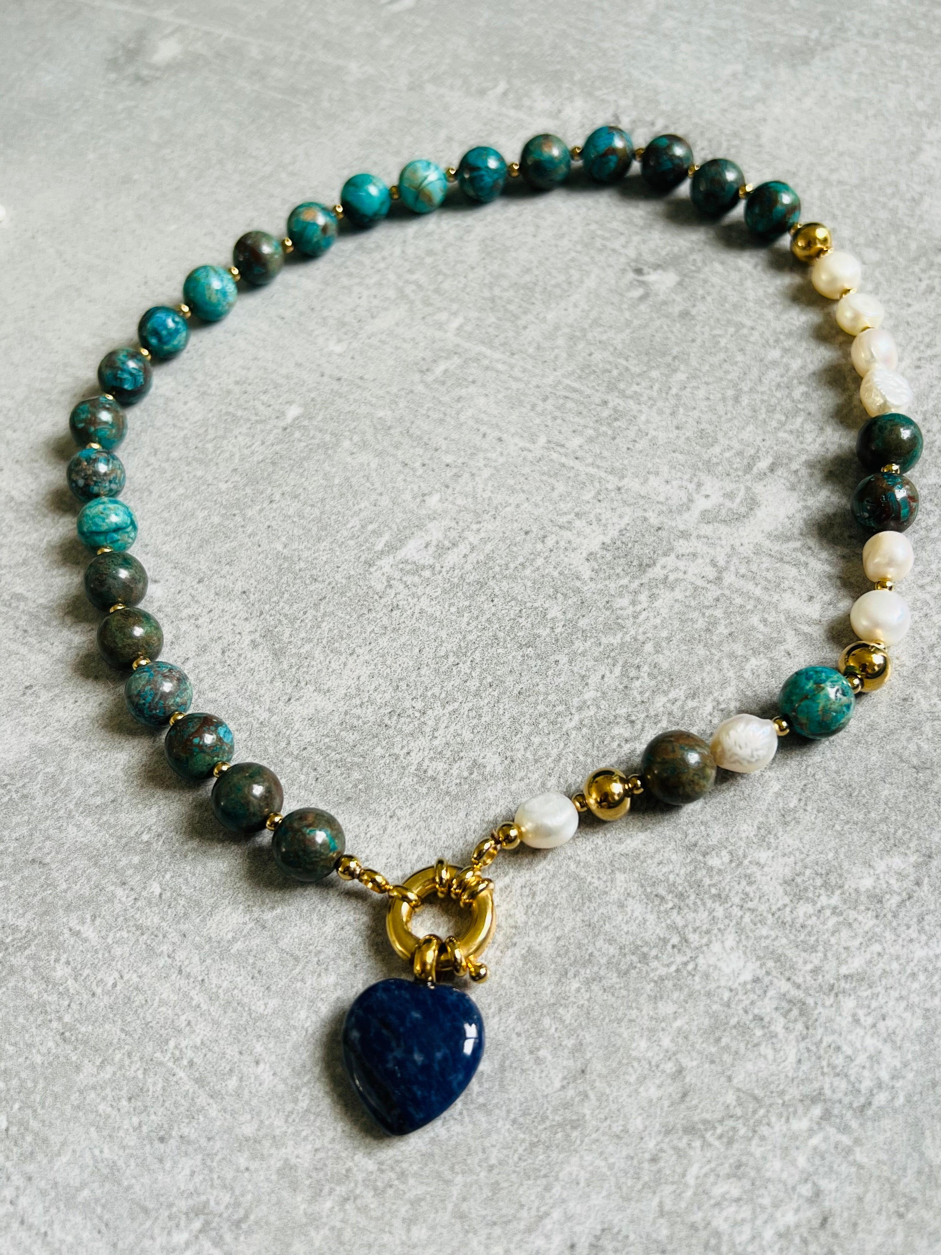 Collier asymétrique SO SWEET perles turquoises et blanches pendentif cœur bleu lapis - Créations Uniques