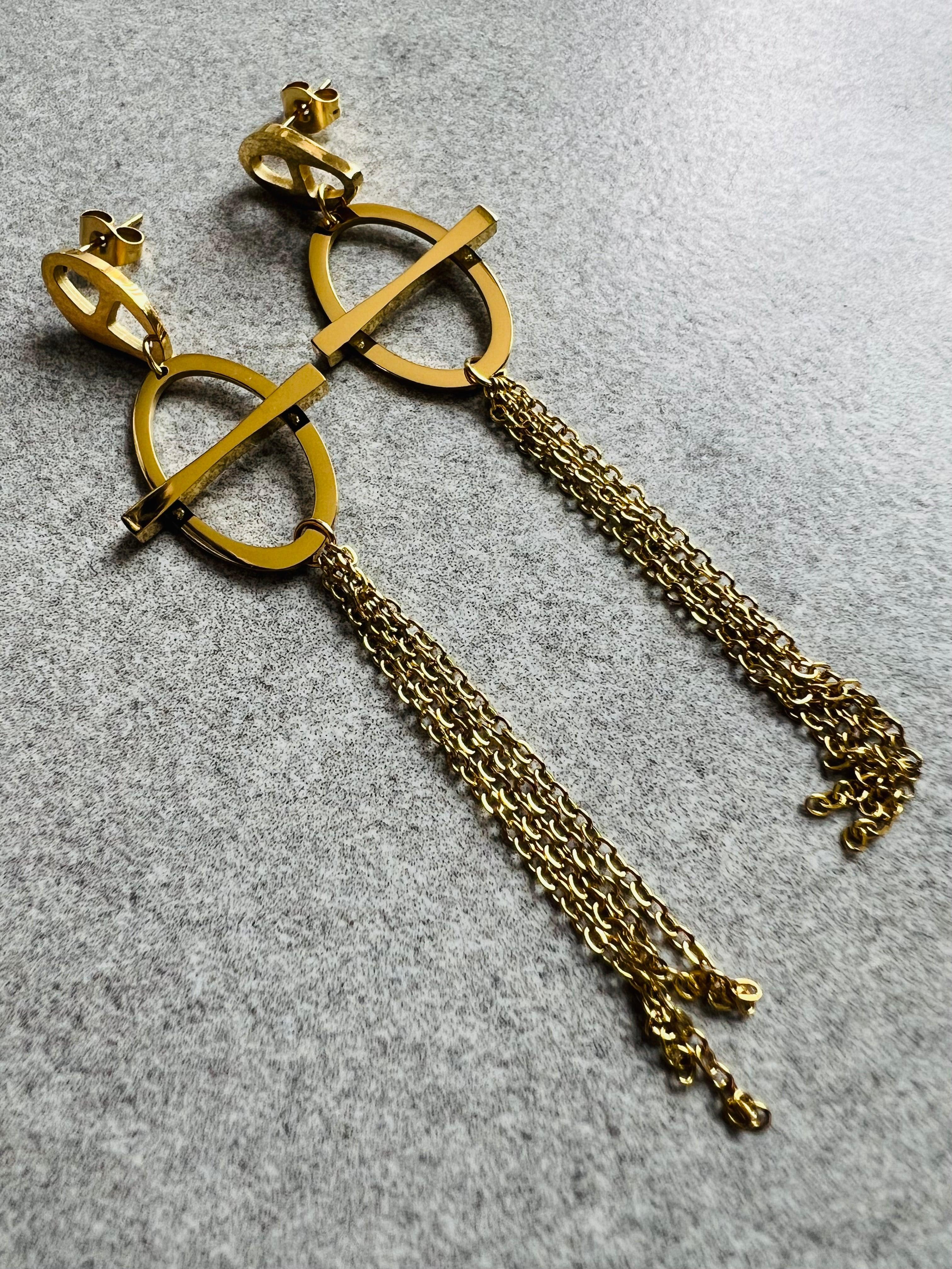 Boucles d’oreilles MYA fines, longues et dorées - Créations Uniques