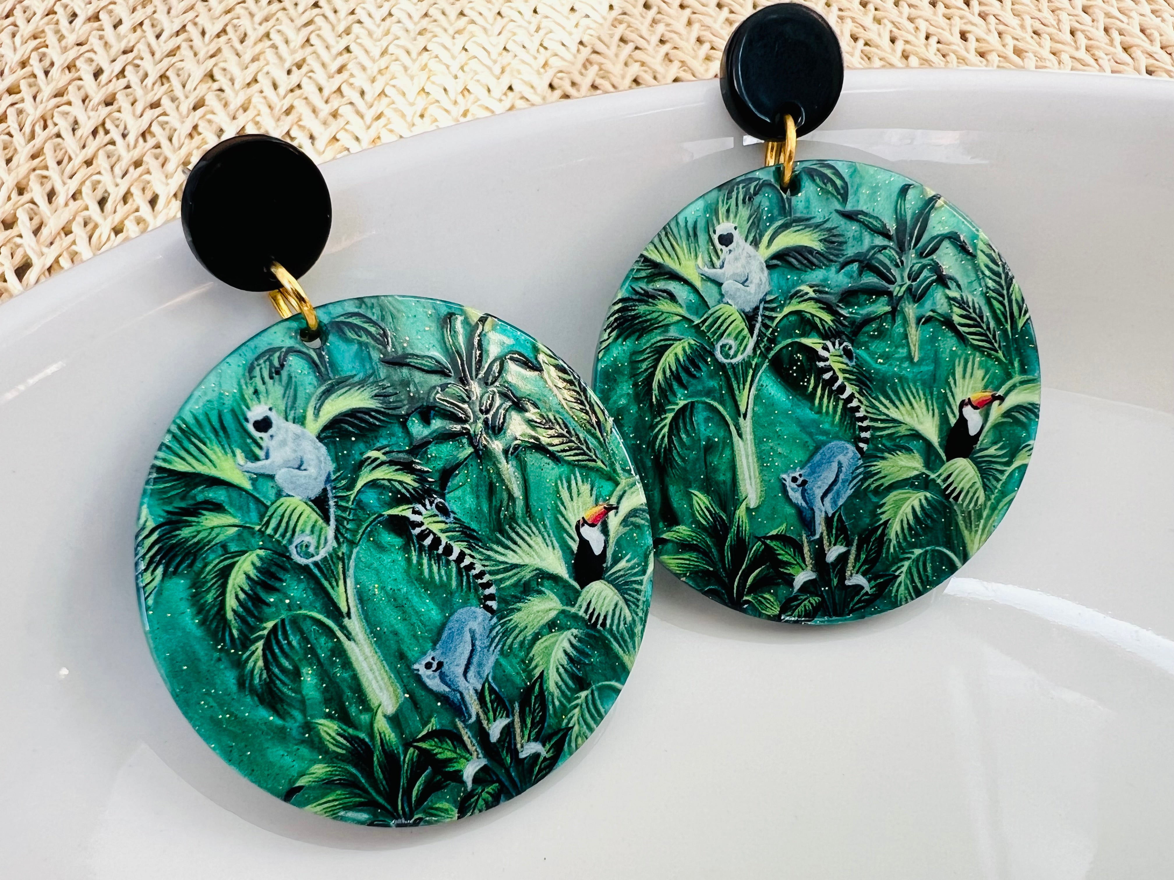 Boucles d’oreilles TRACY résine verte motif jungle et singes - Créations Uniques - Créations Uniques