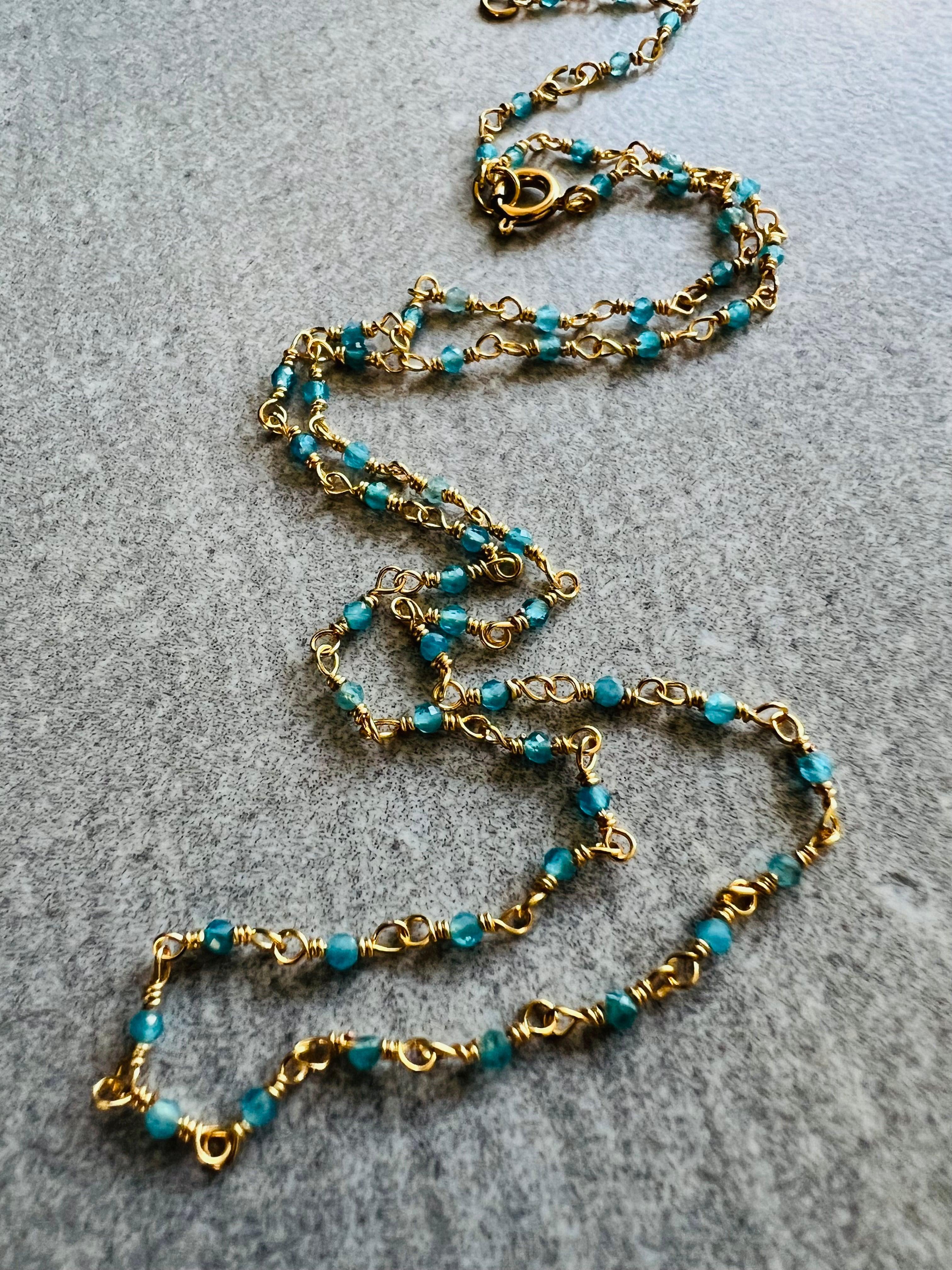 Collier ETHEL ras de cou perles bleu turquoise chaîne dorée - Créations Uniques