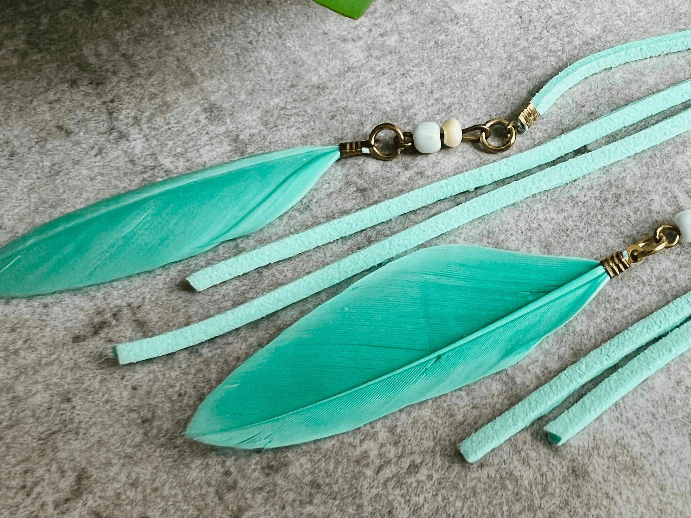 Boucles d’oreilles longues DEVA plumes vert menthe - Créations Uniques