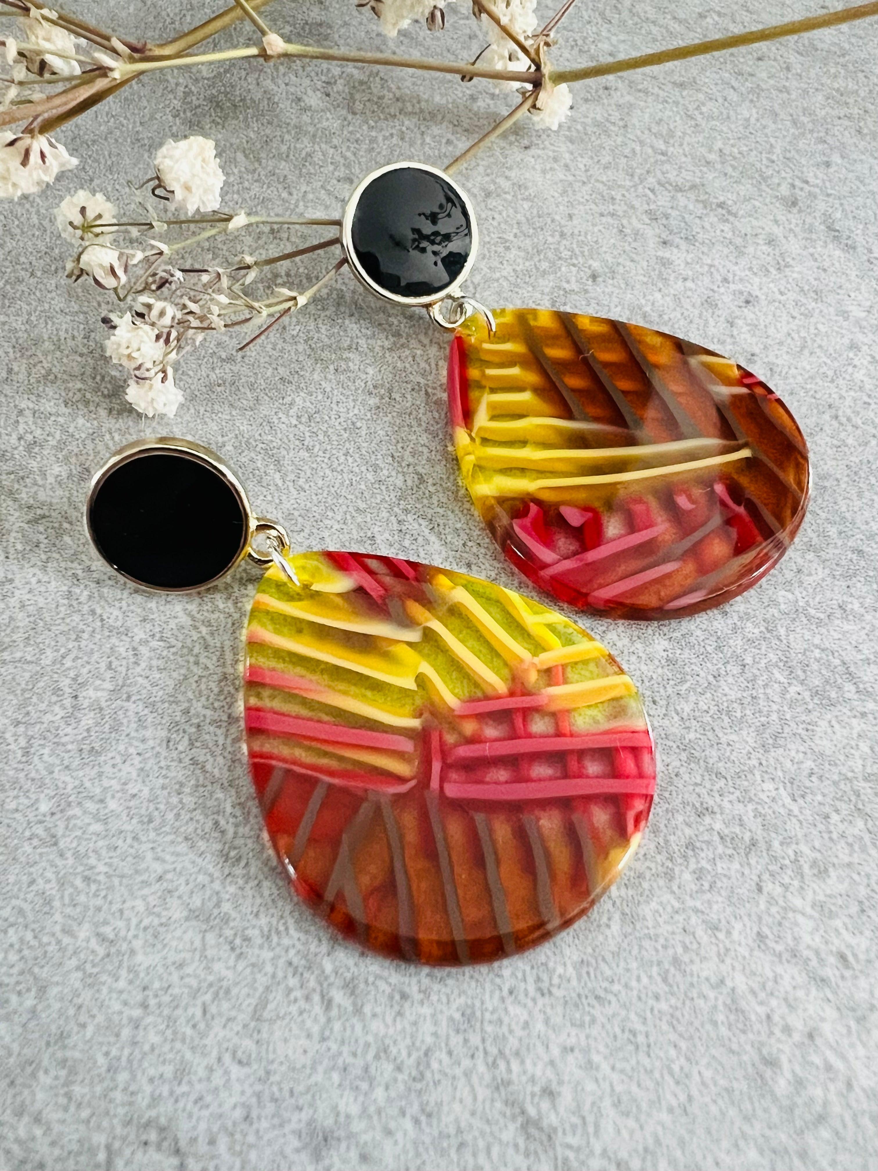 Boucles d’oreilles AUGUSTINE gouttes résine rouge et jaune - Créations Uniques - Créations Uniques