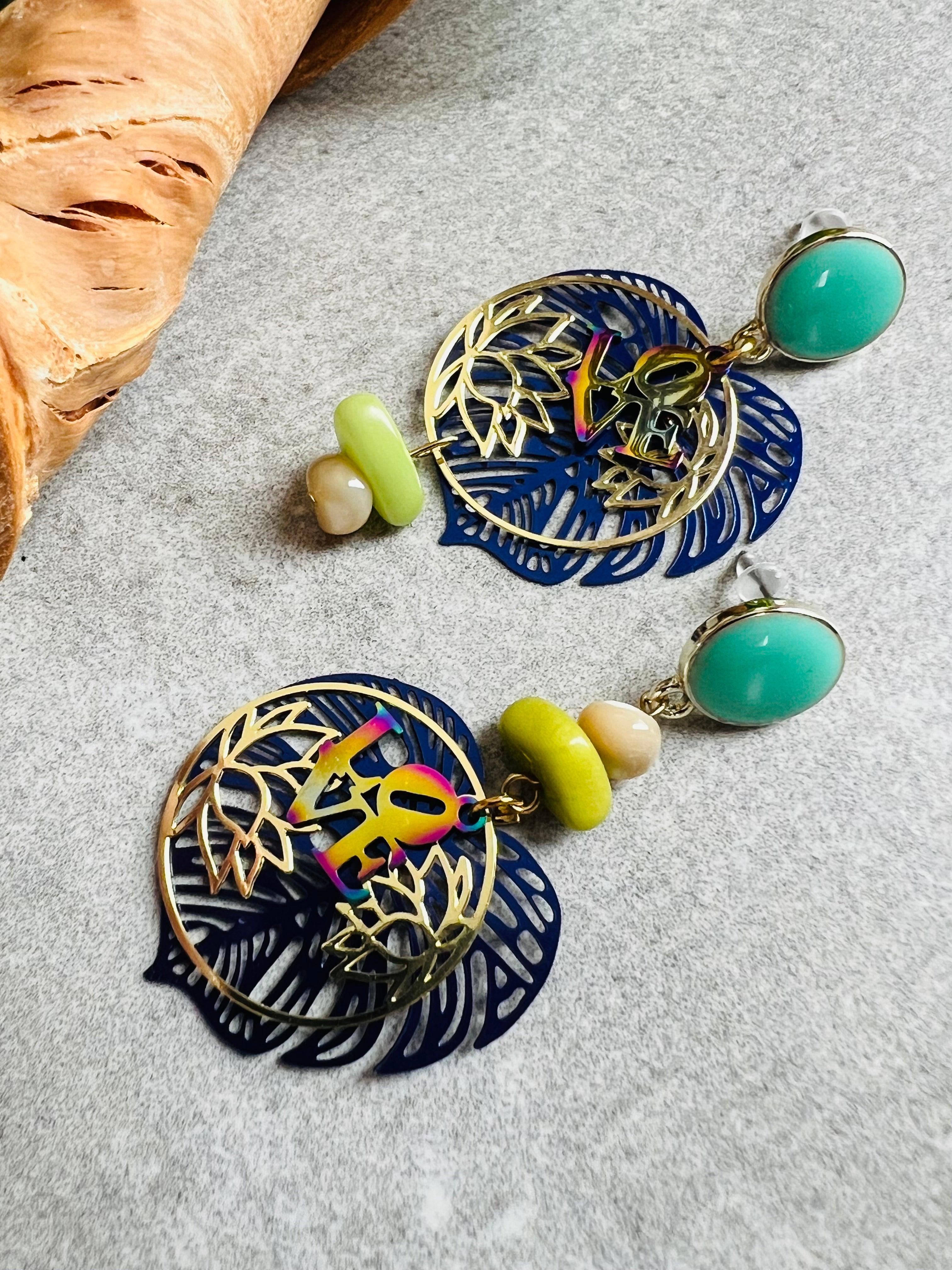 Boucles d’oreilles asymétriques love PAMELA feuilles tropicales bleues - Créations Uniques - Créations Uniques