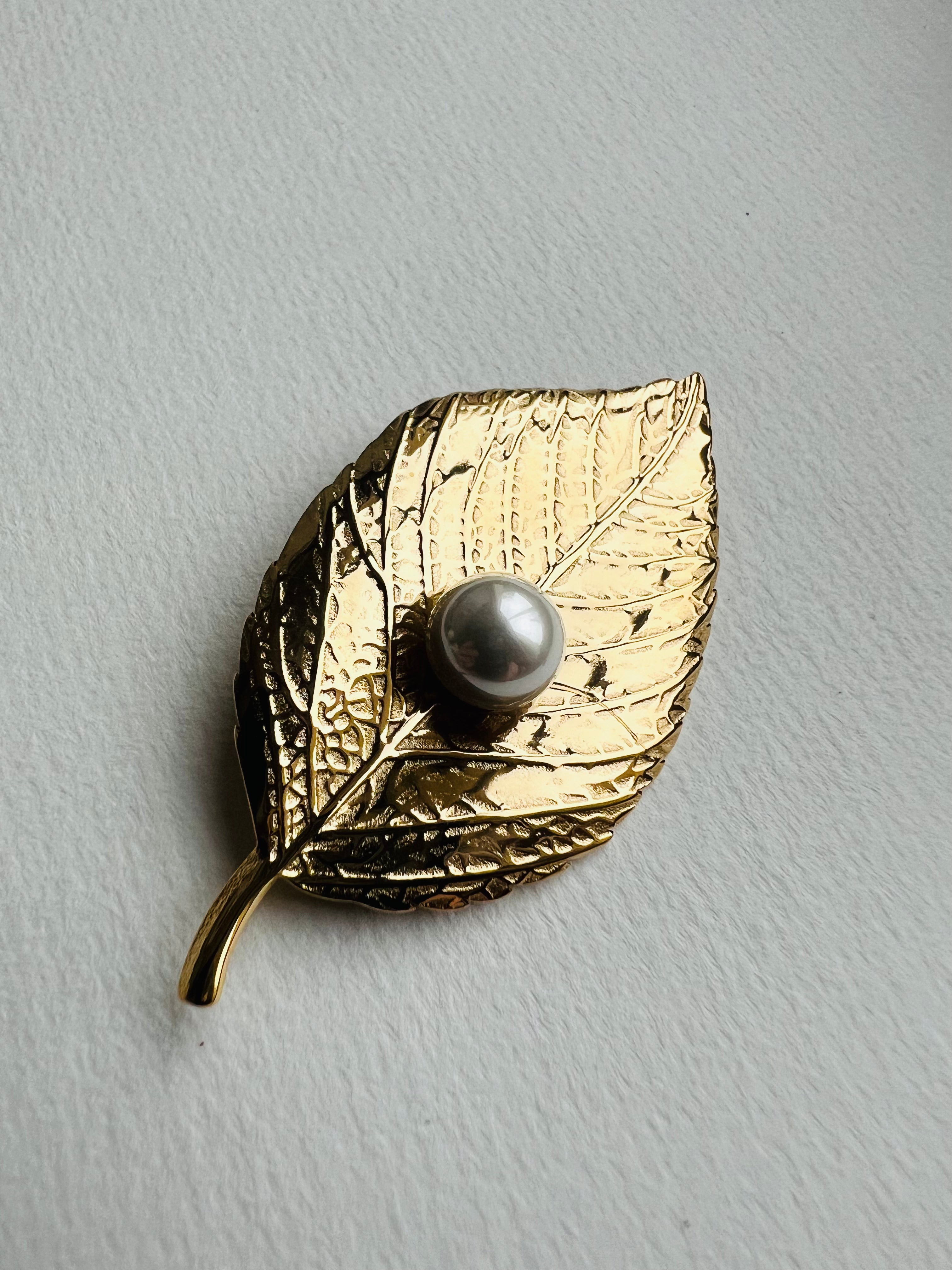 Broche SUSANA feuille dorée et perles blanches au centre - Créations Uniques