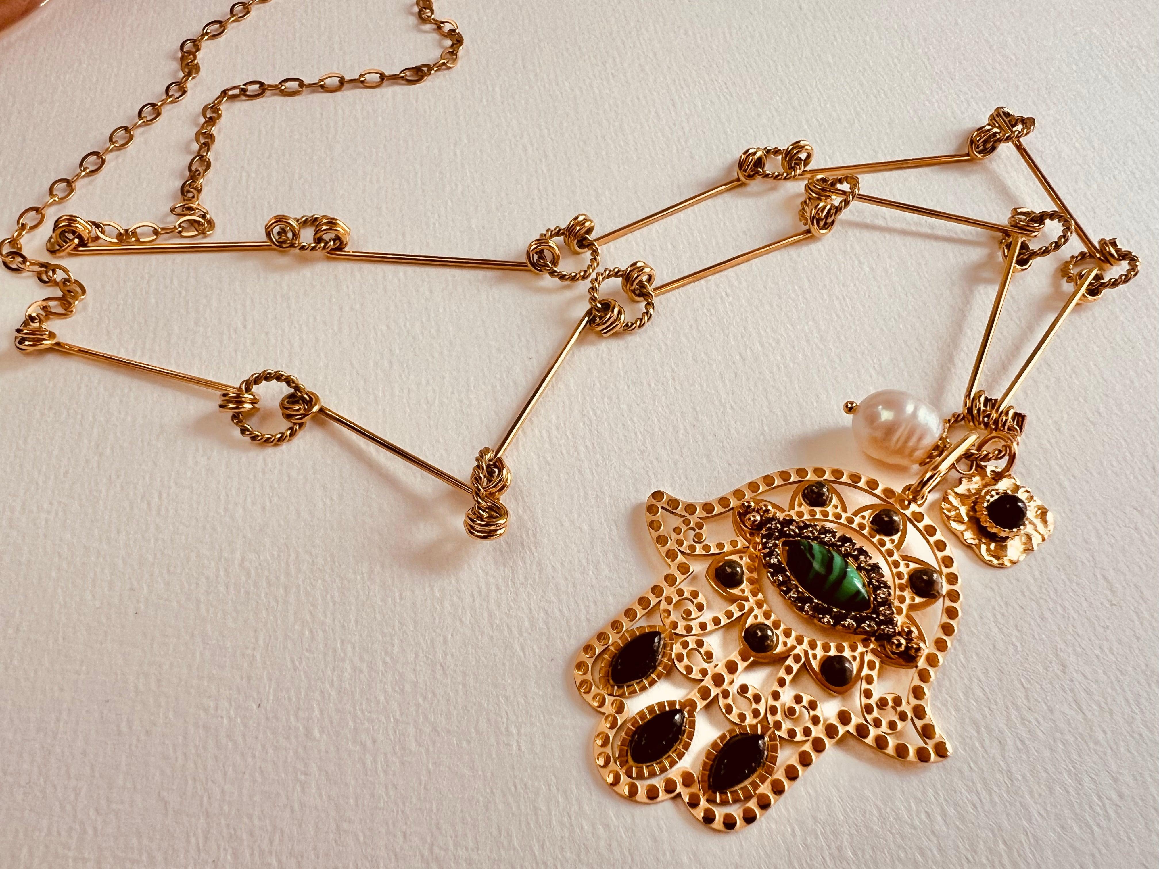 Collier TALYA sautoir et pendentif main de fatma - Créations Uniques
