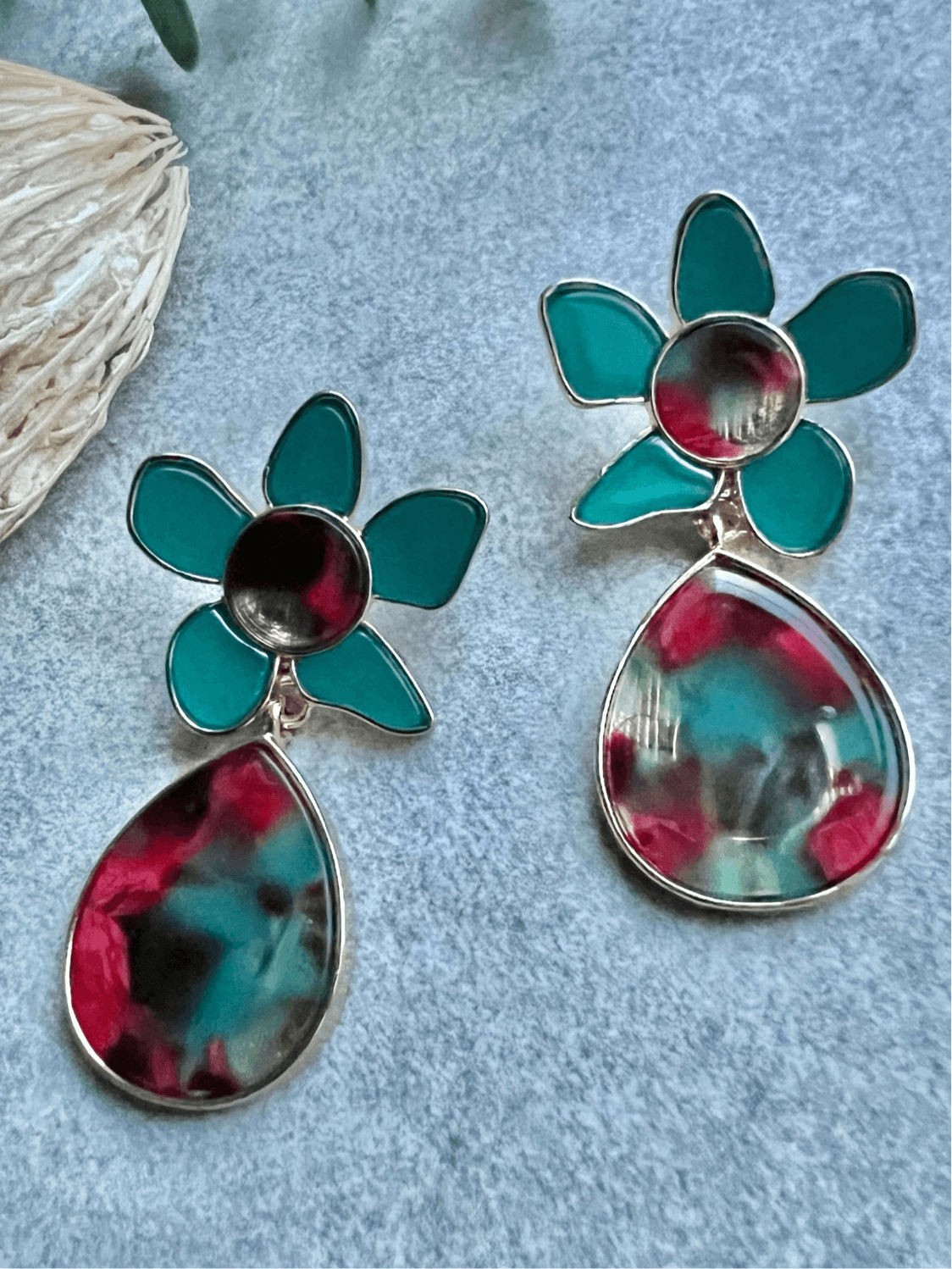Boucles d’oreilles JANISSE fleur résine rouge turquoise - Créations Uniques