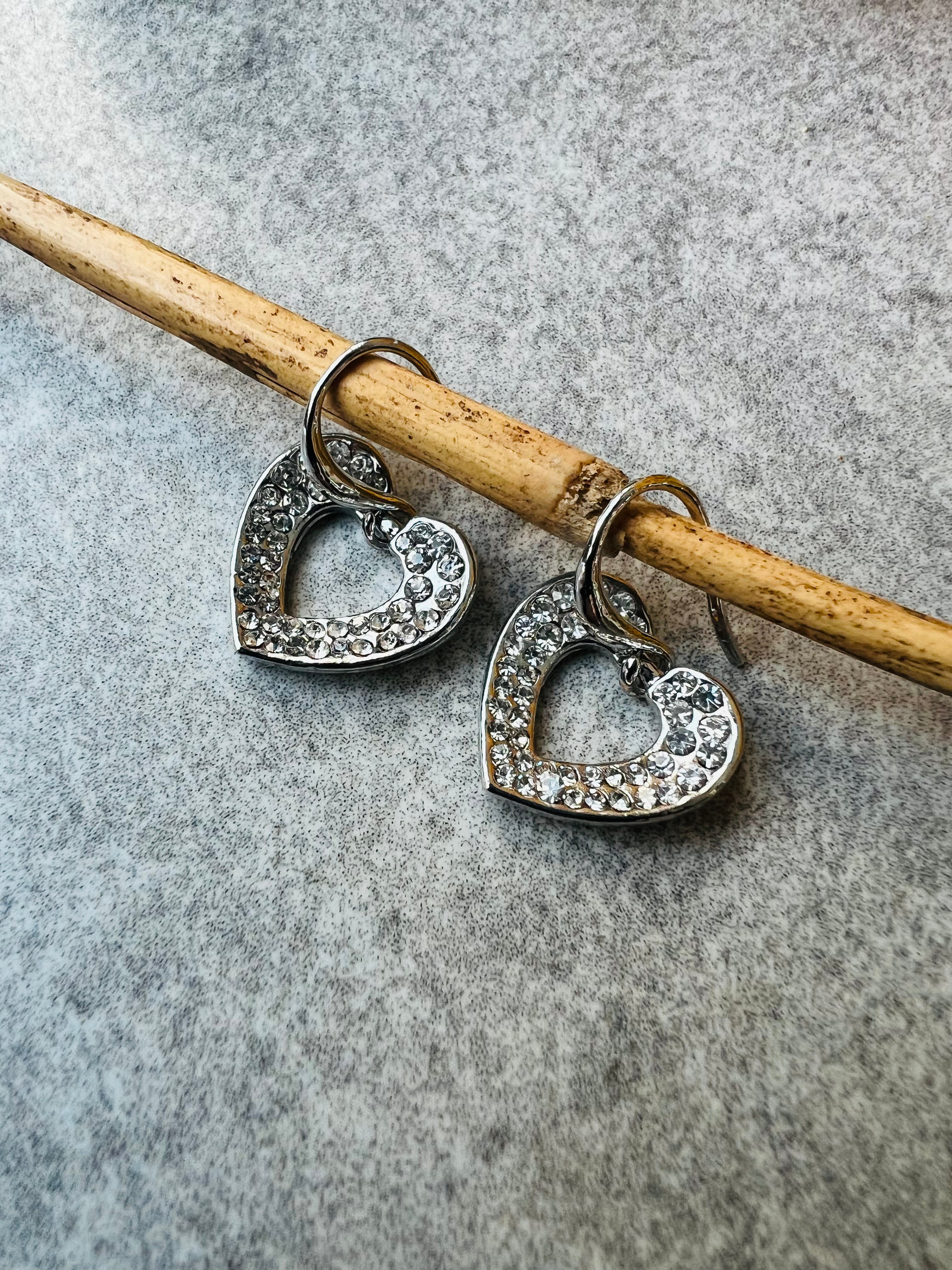 Boucles d’oreilles CAMMIE cœurs argentés et strass - Créations Uniques