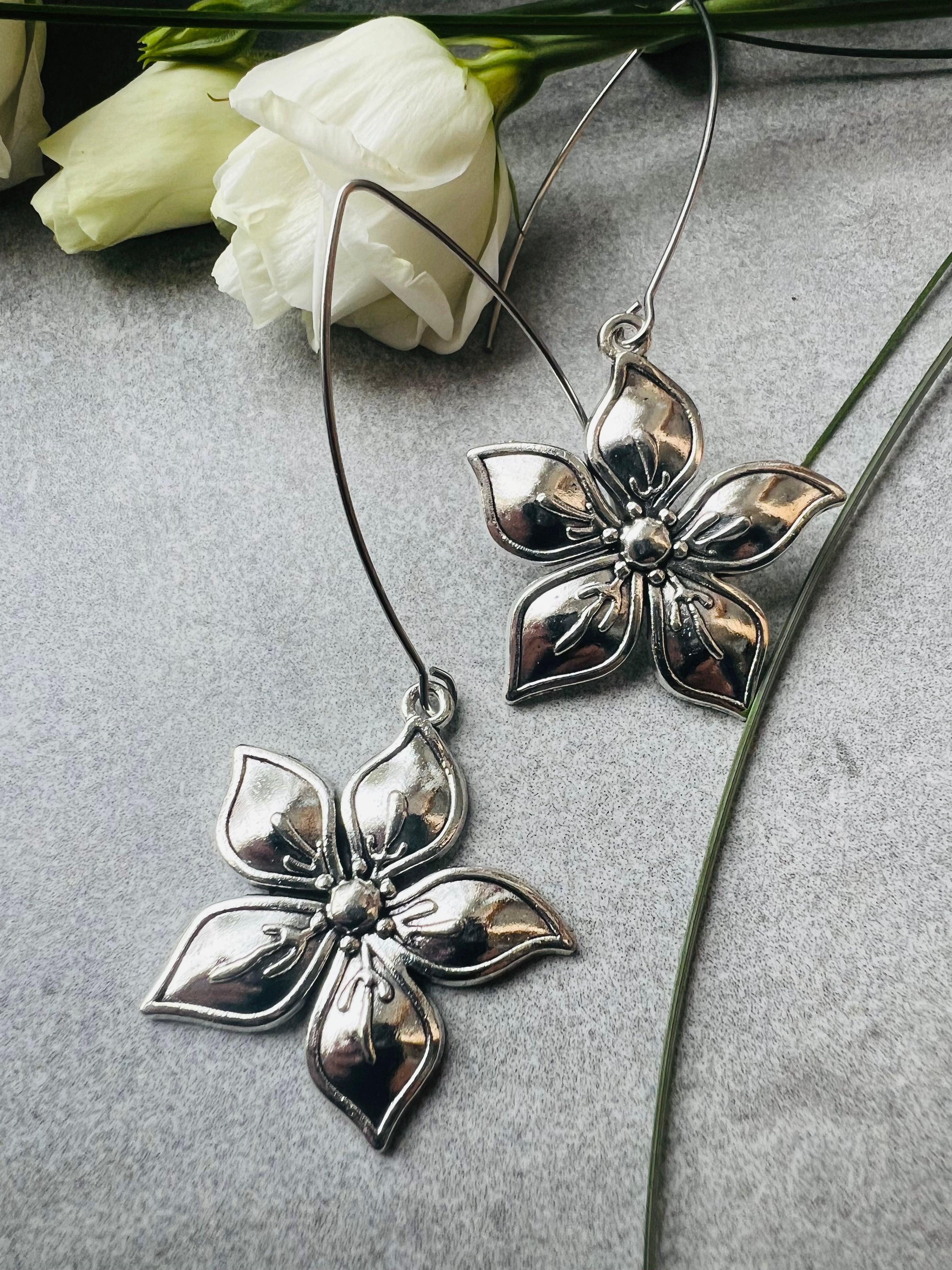 Boucles d’oreilles LINNA fleurs argentées - Créations Uniques - Créations Uniques