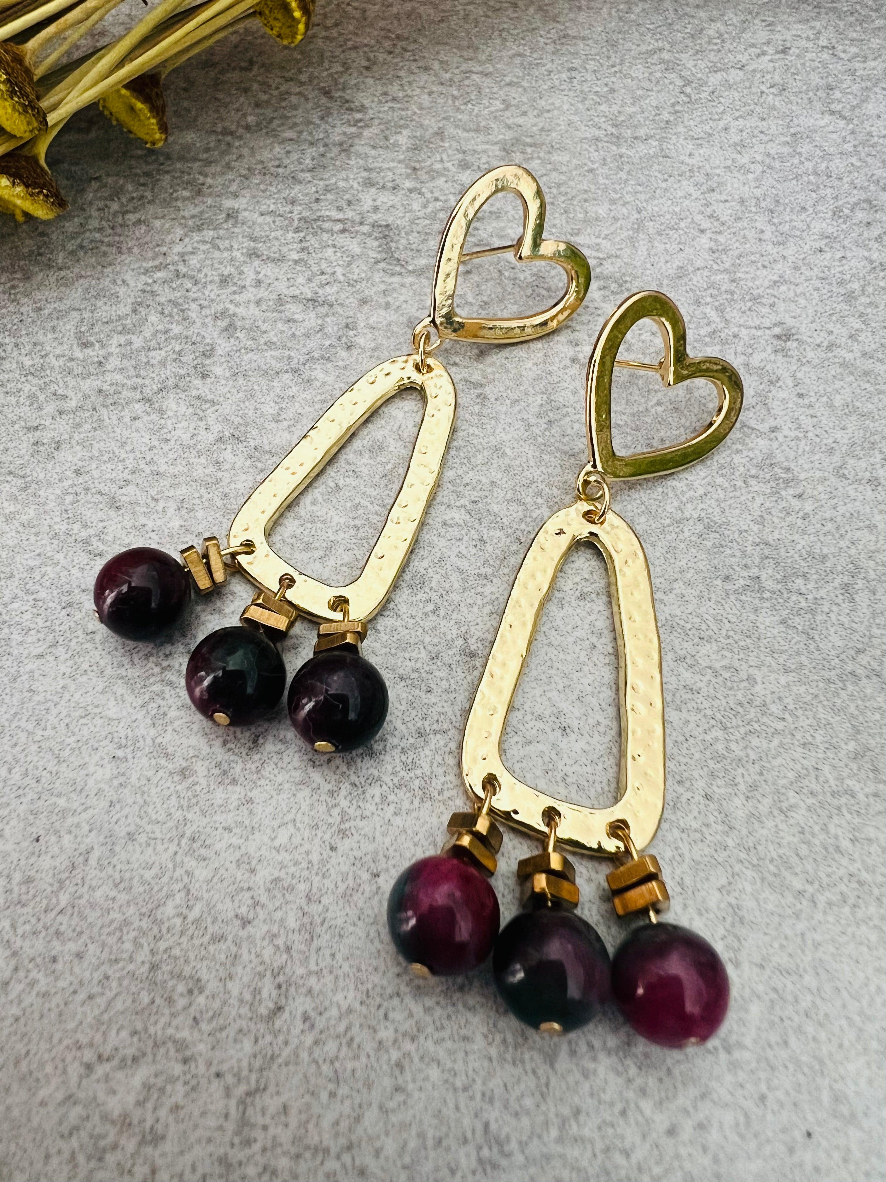 Boucles d’oreilles PATRICIA perles violine et clous cœurs dorés - Créations Uniques - Créations Uniques