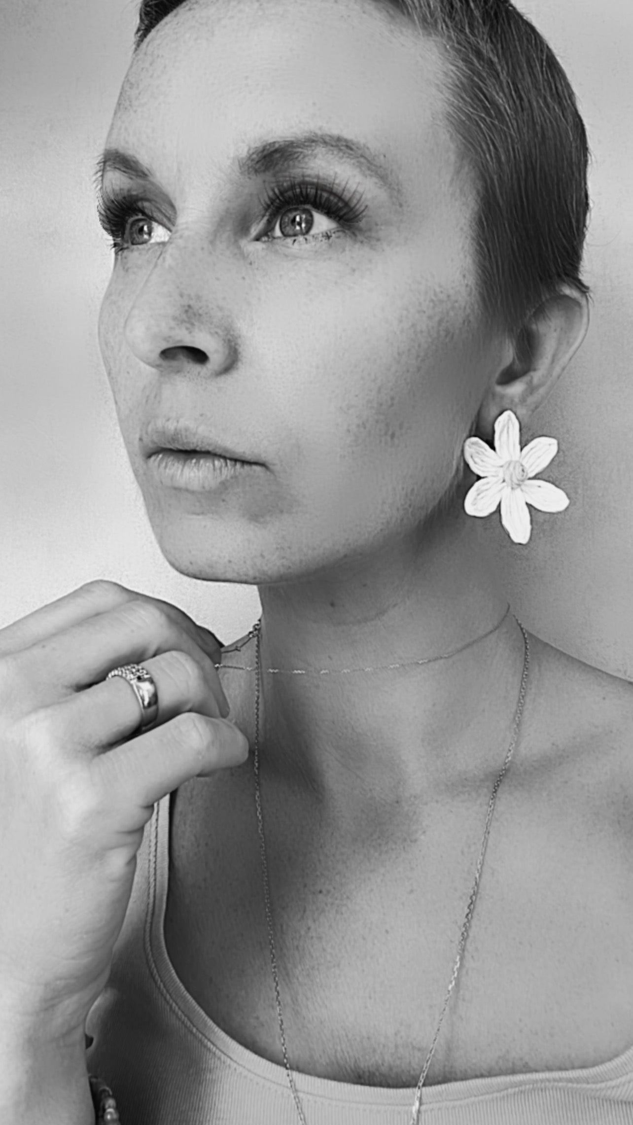 Boucles d’oreilles MATHILDE fleurs jaunes courtes raphia - Créations Uniques